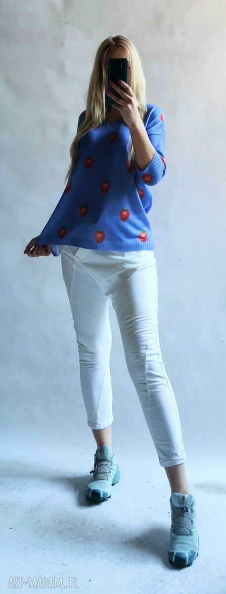 Sweter damski oversize w truskawki - dekolt w serek i rękaw 3/4