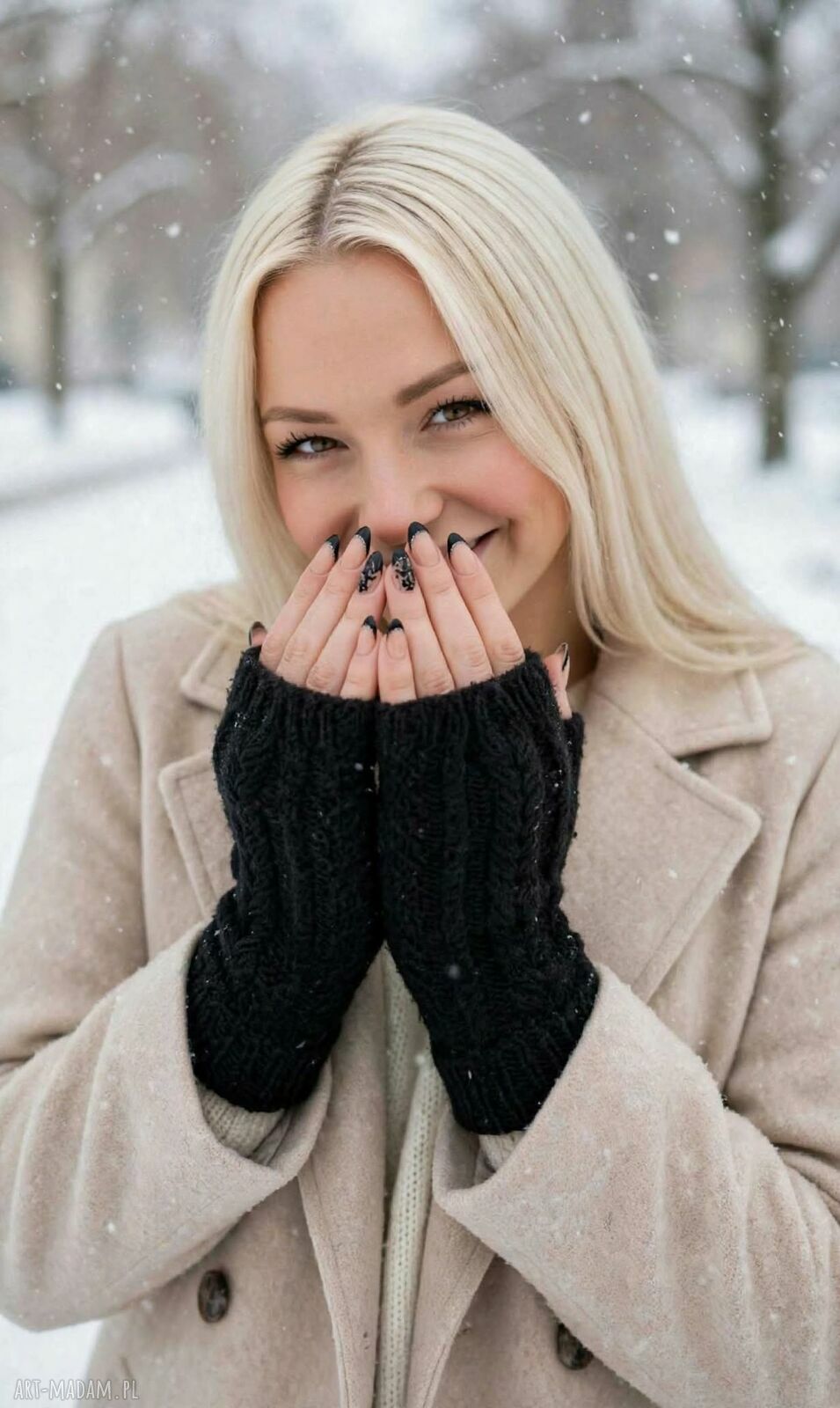 Czarne mitenki damskie z wełny merino - rękodzieło Foxy Knit