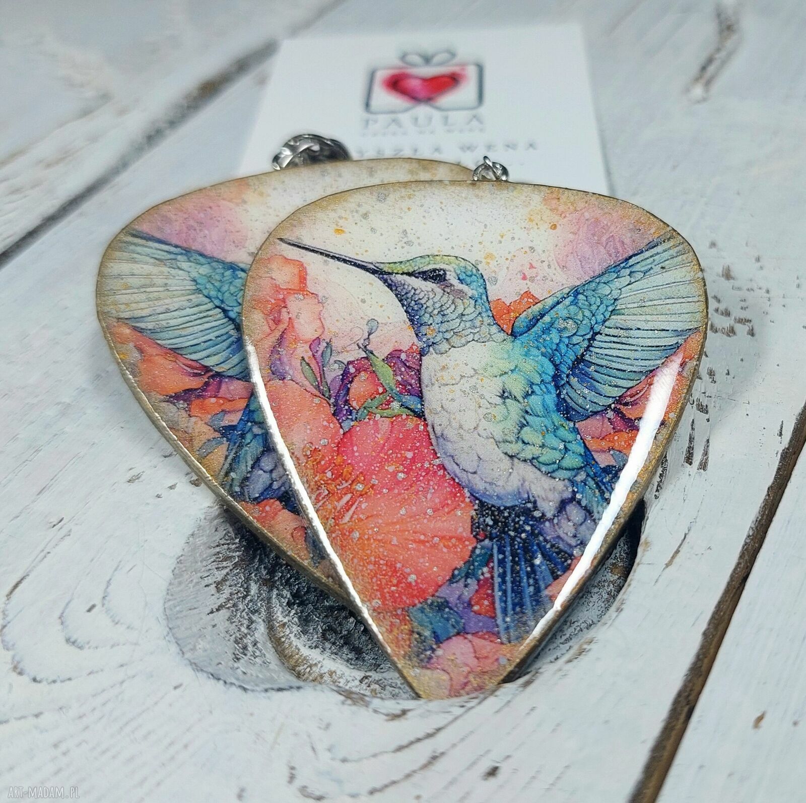 Kolczyki decoupage Koliber i Kwiaty z żywicą oraz elementem ze stali chirurgicznej