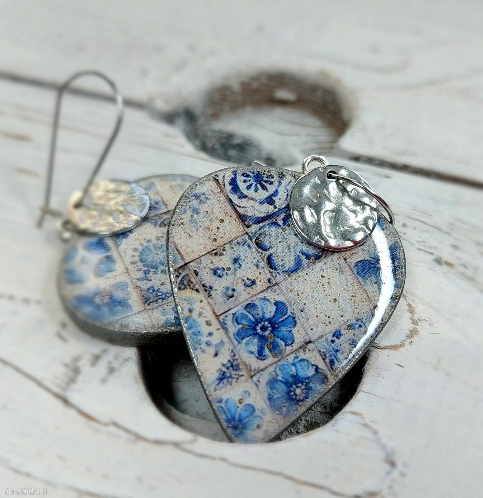 Rustykalne kolczyki decoupage niebiesko-białe na stali chirurgicznej