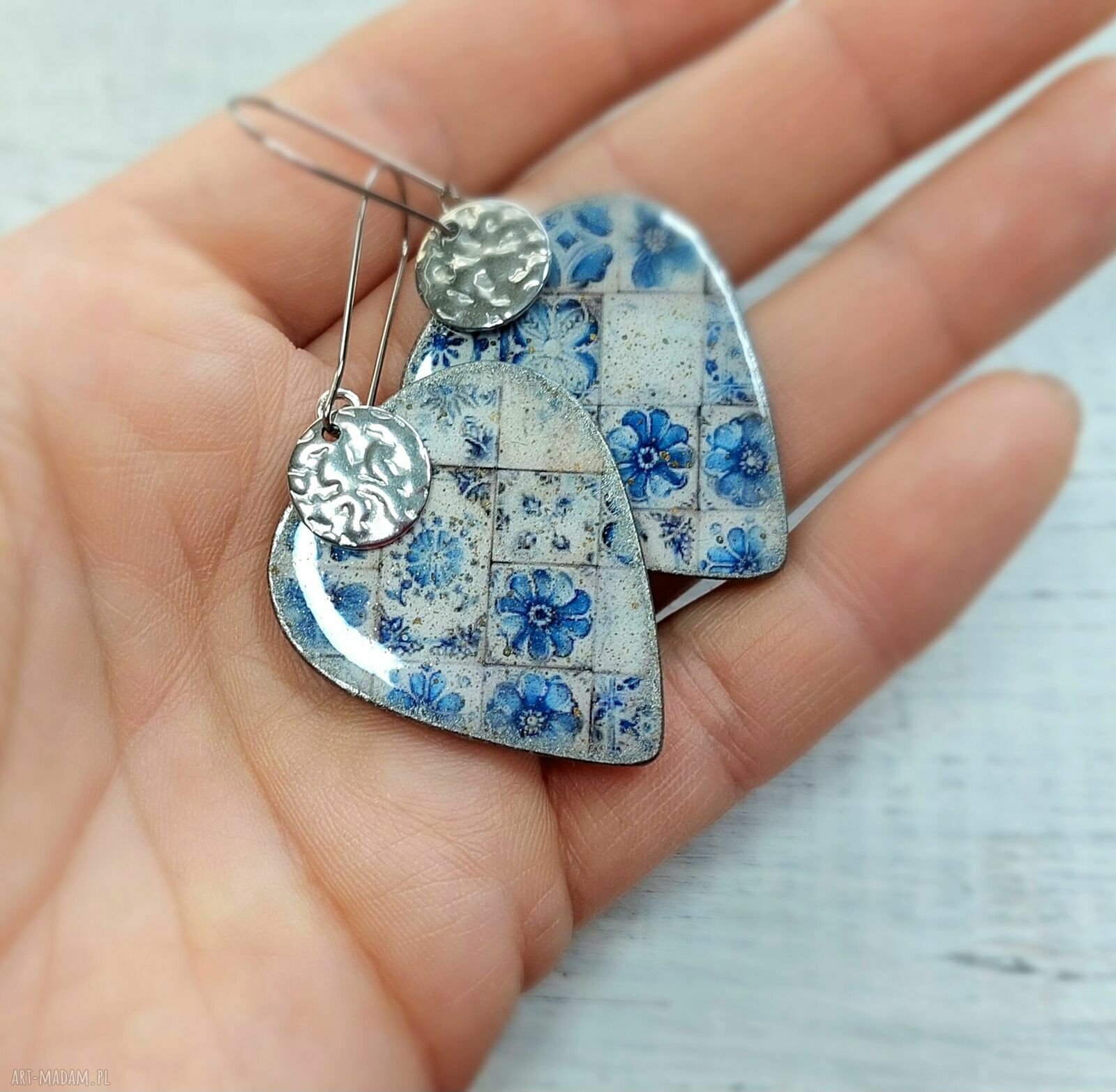Rustykalne kolczyki decoupage niebiesko-białe na stali chirurgicznej