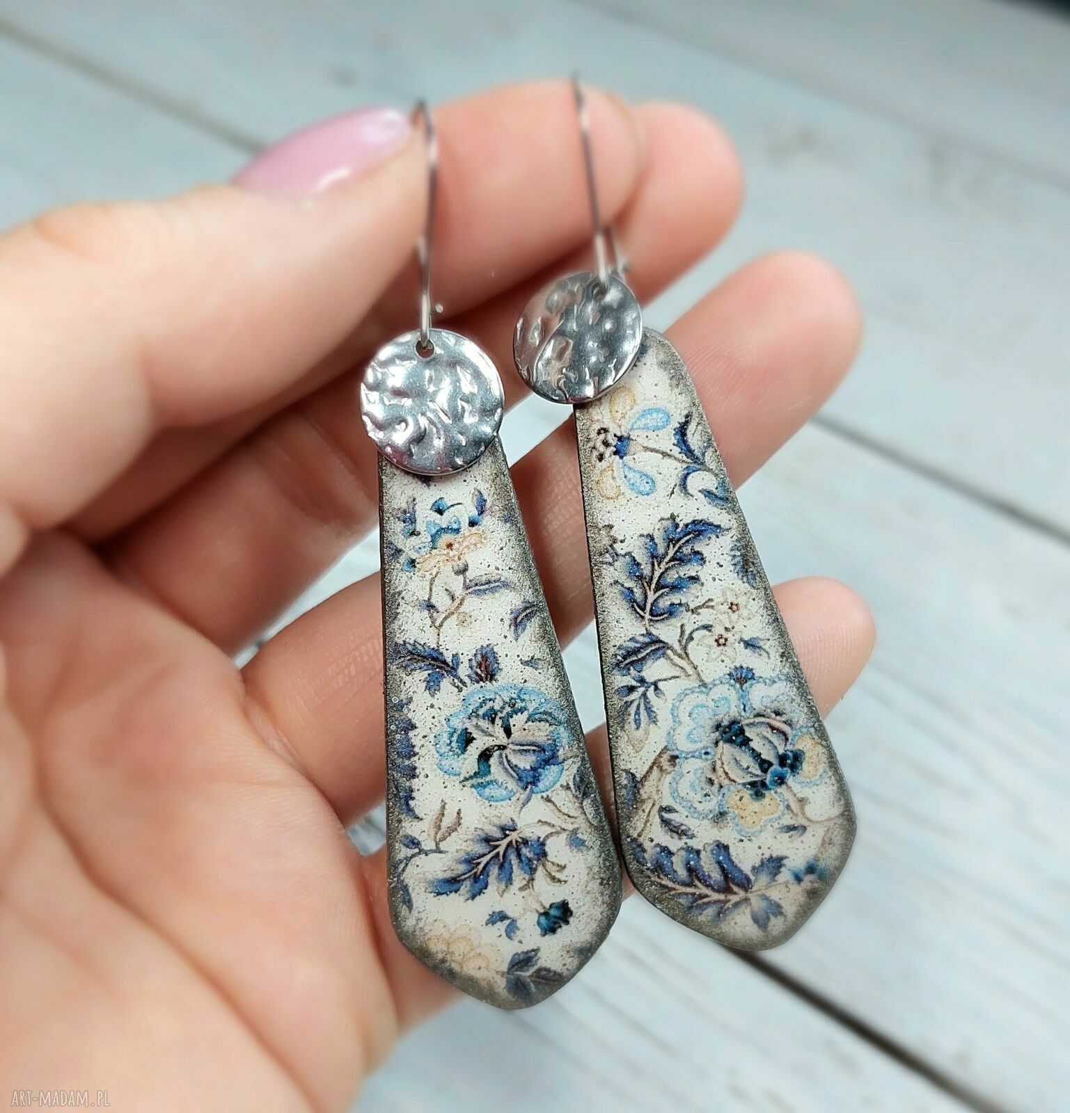 Kolczyki decoupage z kwiatami w żywicy - lekkie i na stali chirurgicznej