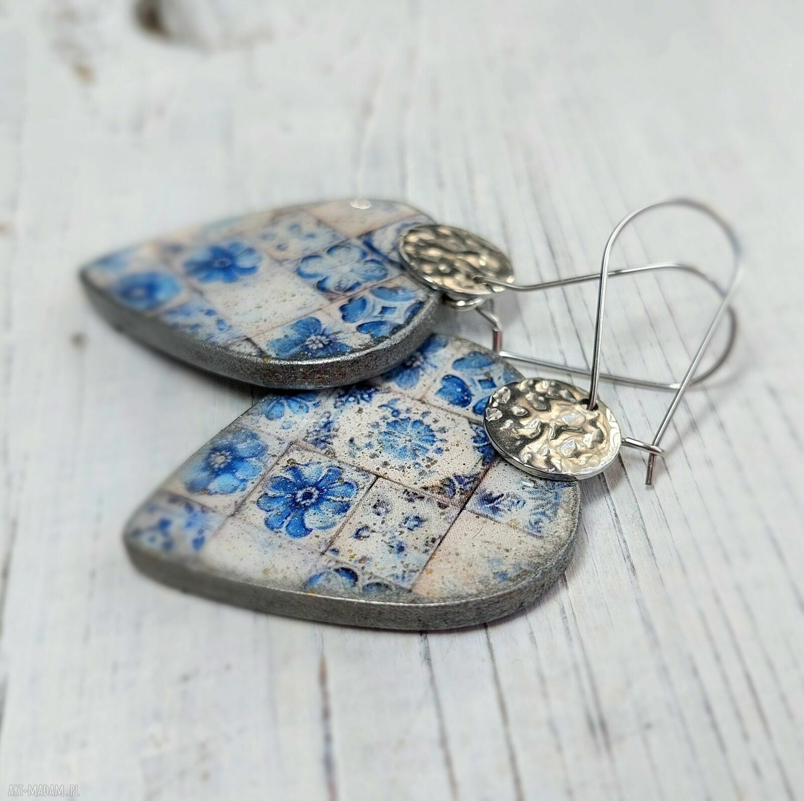 Rustykalne kolczyki decoupage niebiesko-białe na stali chirurgicznej