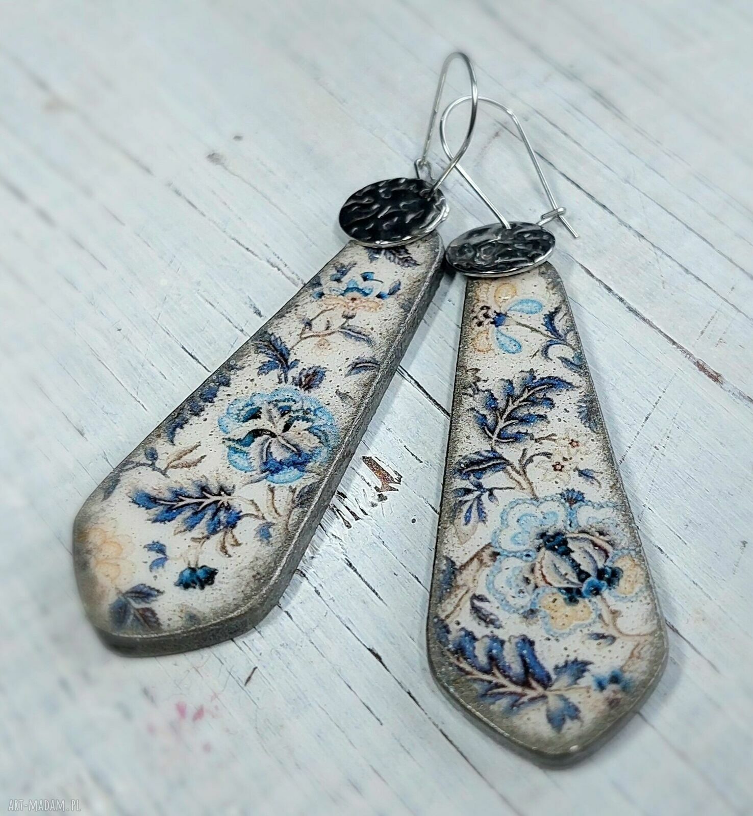 Kolczyki decoupage z kwiatami w żywicy - lekkie i na stali chirurgicznej