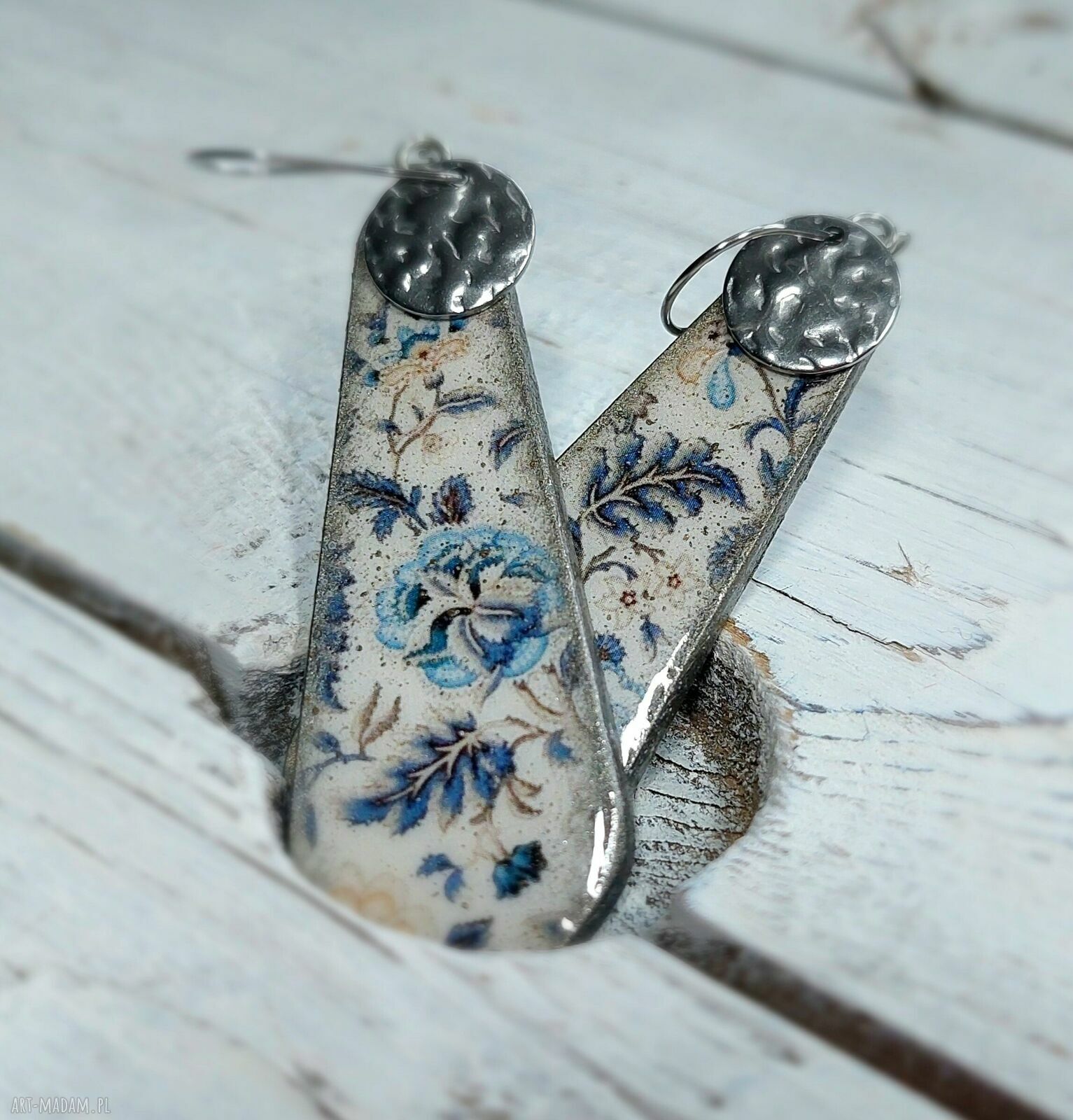 Kolczyki decoupage z kwiatami w żywicy - lekkie i na stali chirurgicznej