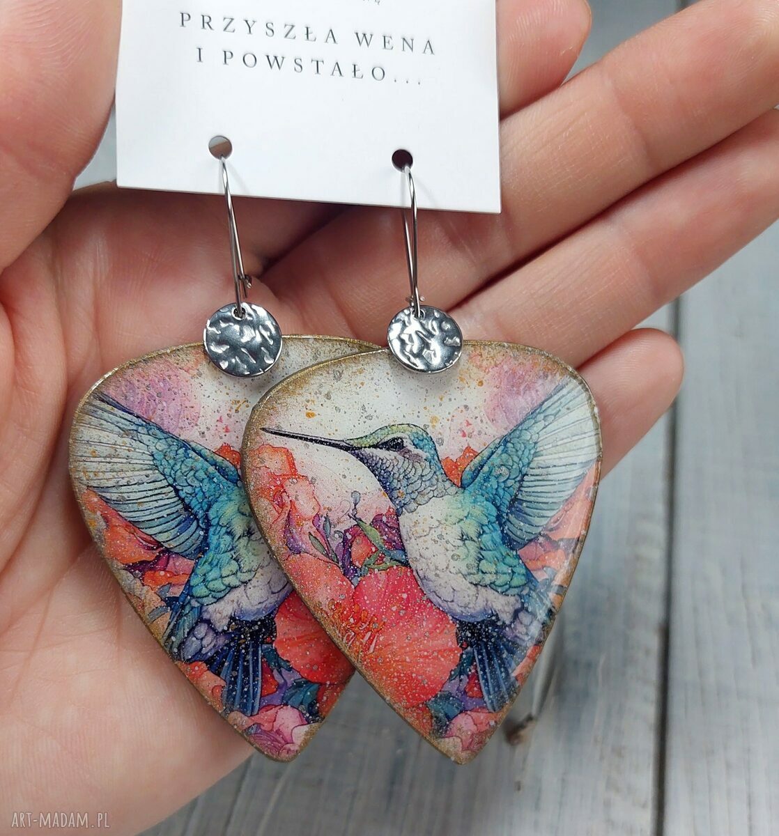 Kolczyki decoupage Koliber i Kwiaty z żywicą oraz elementem ze stali chirurgicznej