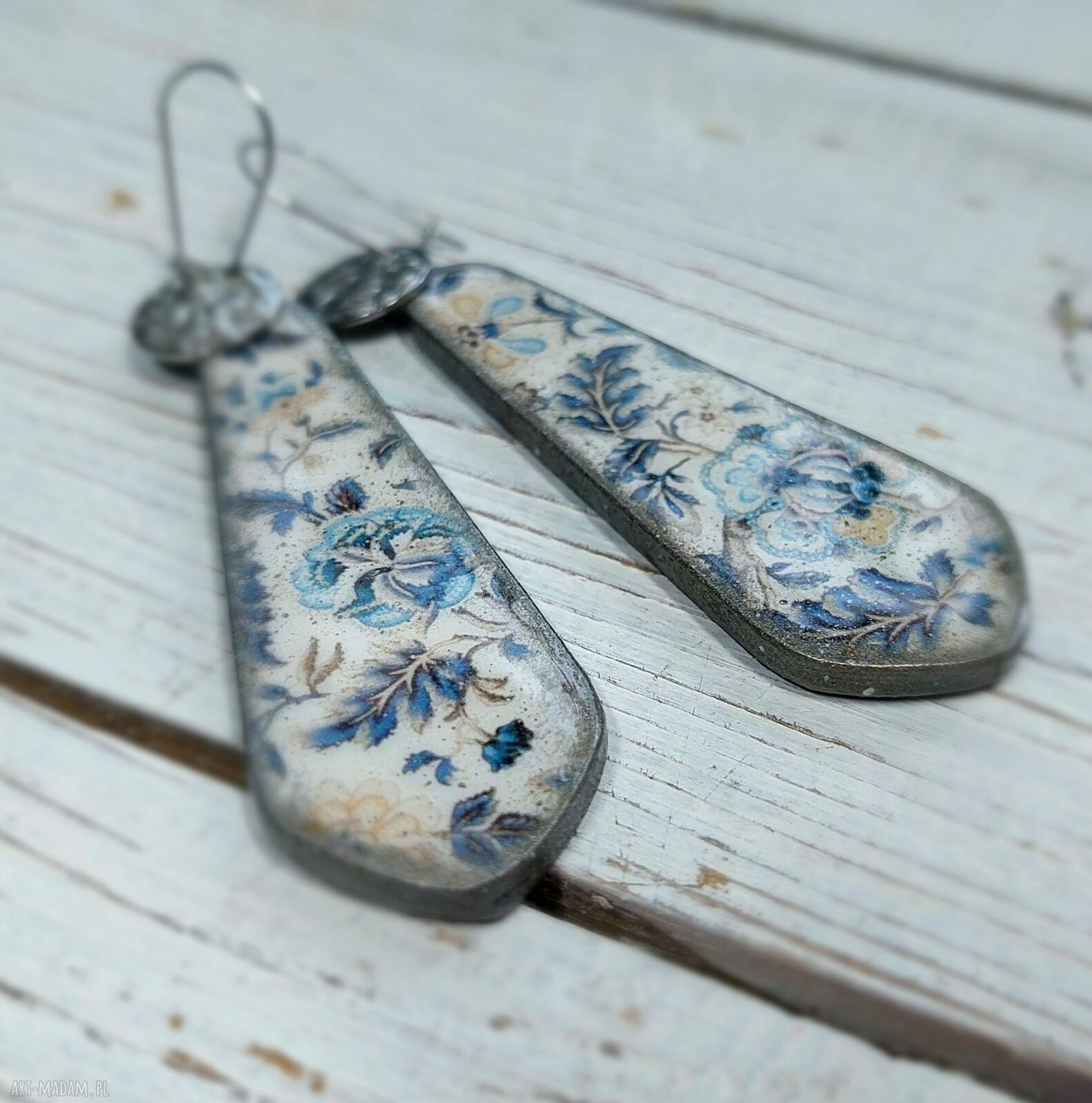 Kolczyki decoupage z kwiatami w żywicy - lekkie i na stali chirurgicznej