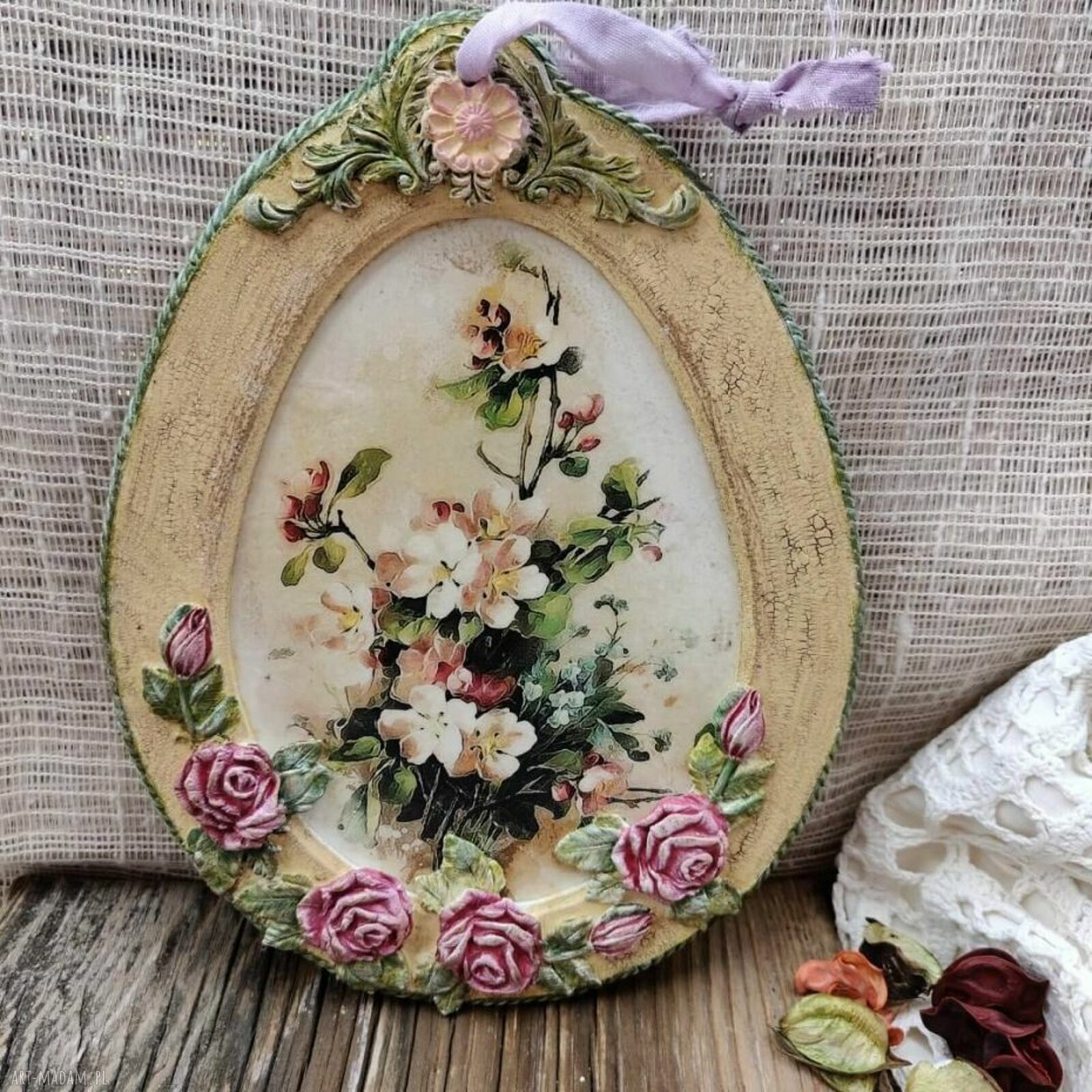 Wiosenna dekoracja wielkanocna Cream Flowers - zawieszka z kremowymi kwiatami