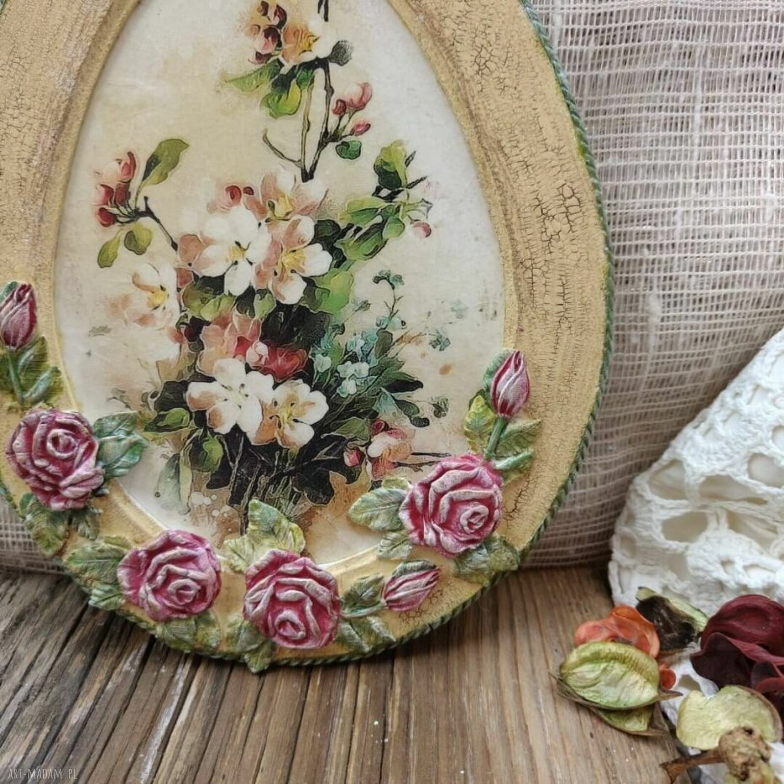 Wiosenna dekoracja wielkanocna Cream Flowers - zawieszka z kremowymi kwiatami