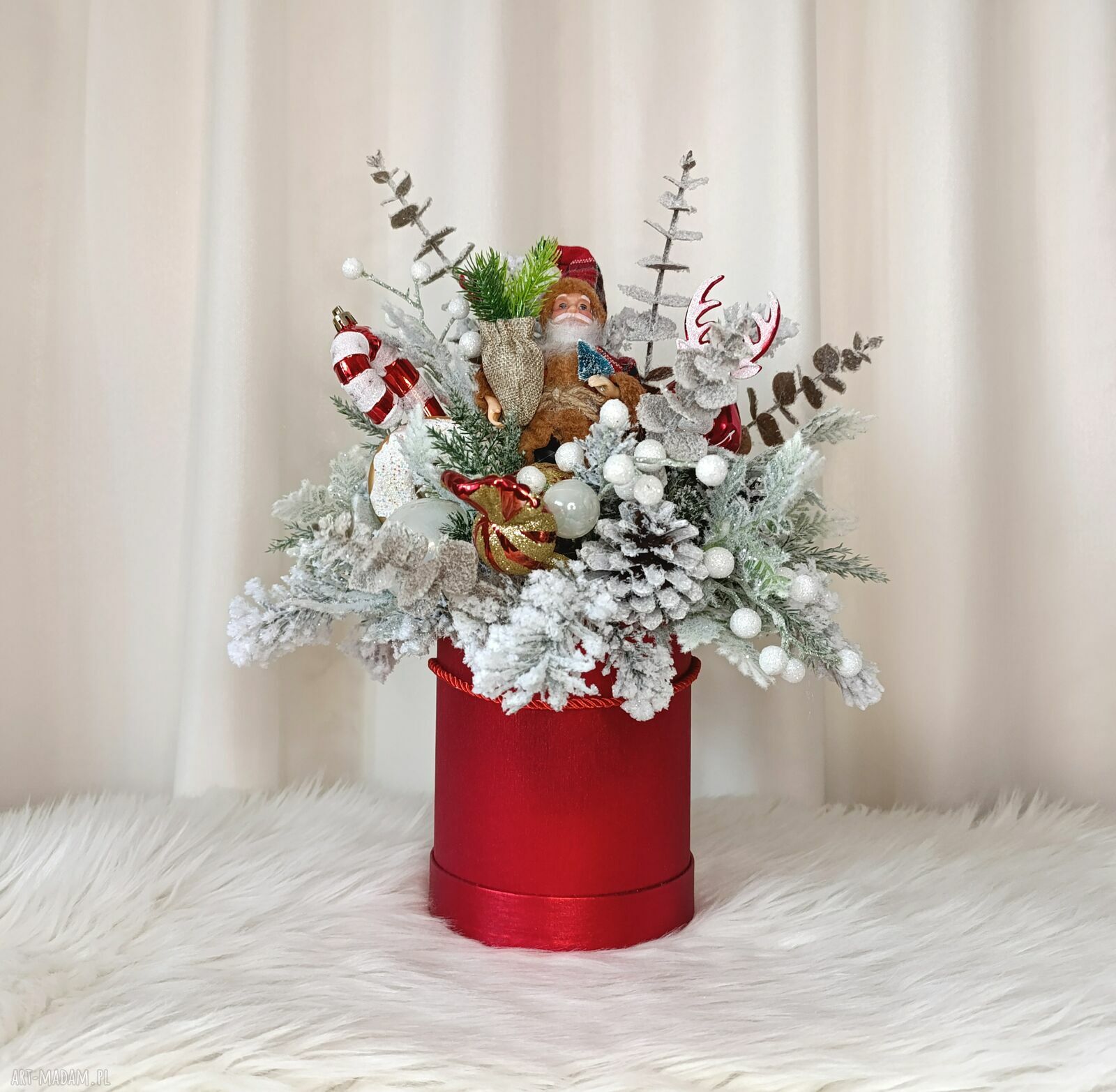 Świąteczny stroik z Mikołajem w czerwonym flower boxie - dekoracja na Boże Narodzenie