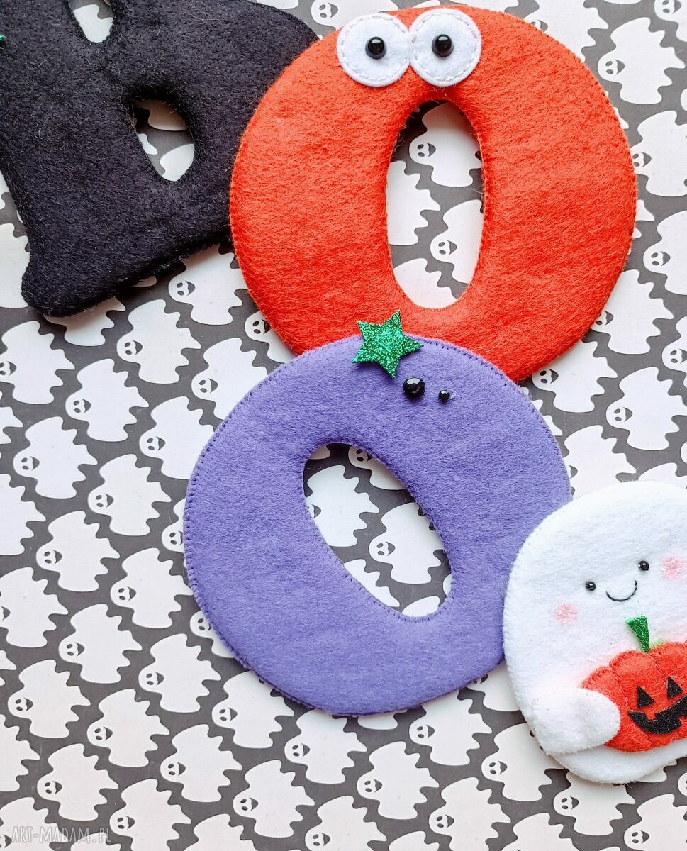 Ręcznie robiony napis „BOO” na Halloween z filcu wełnianego