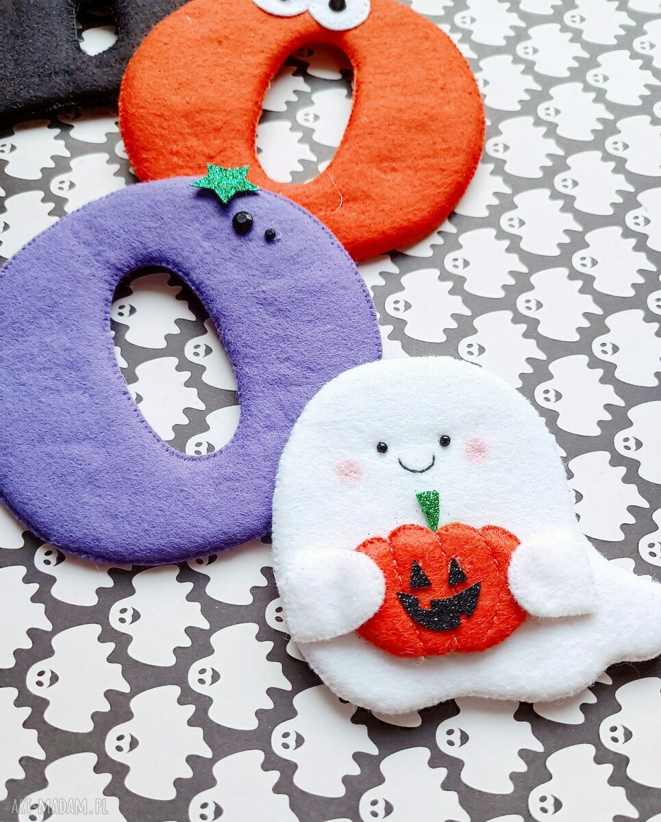 Ręcznie robiony napis „BOO” na Halloween z filcu wełnianego