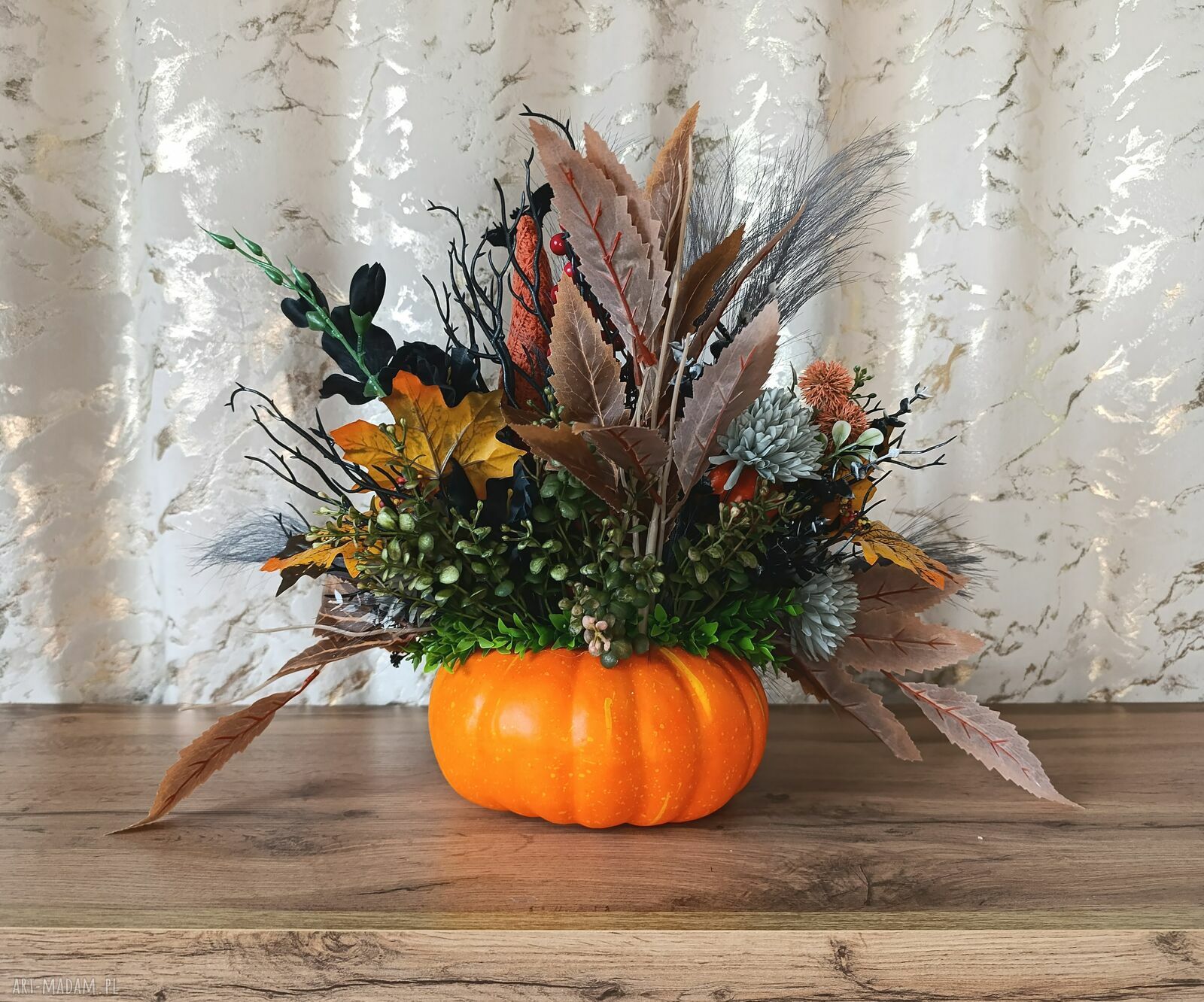 Dekoracja jesienna na Halloween - stroik ze skrzatem w dyni