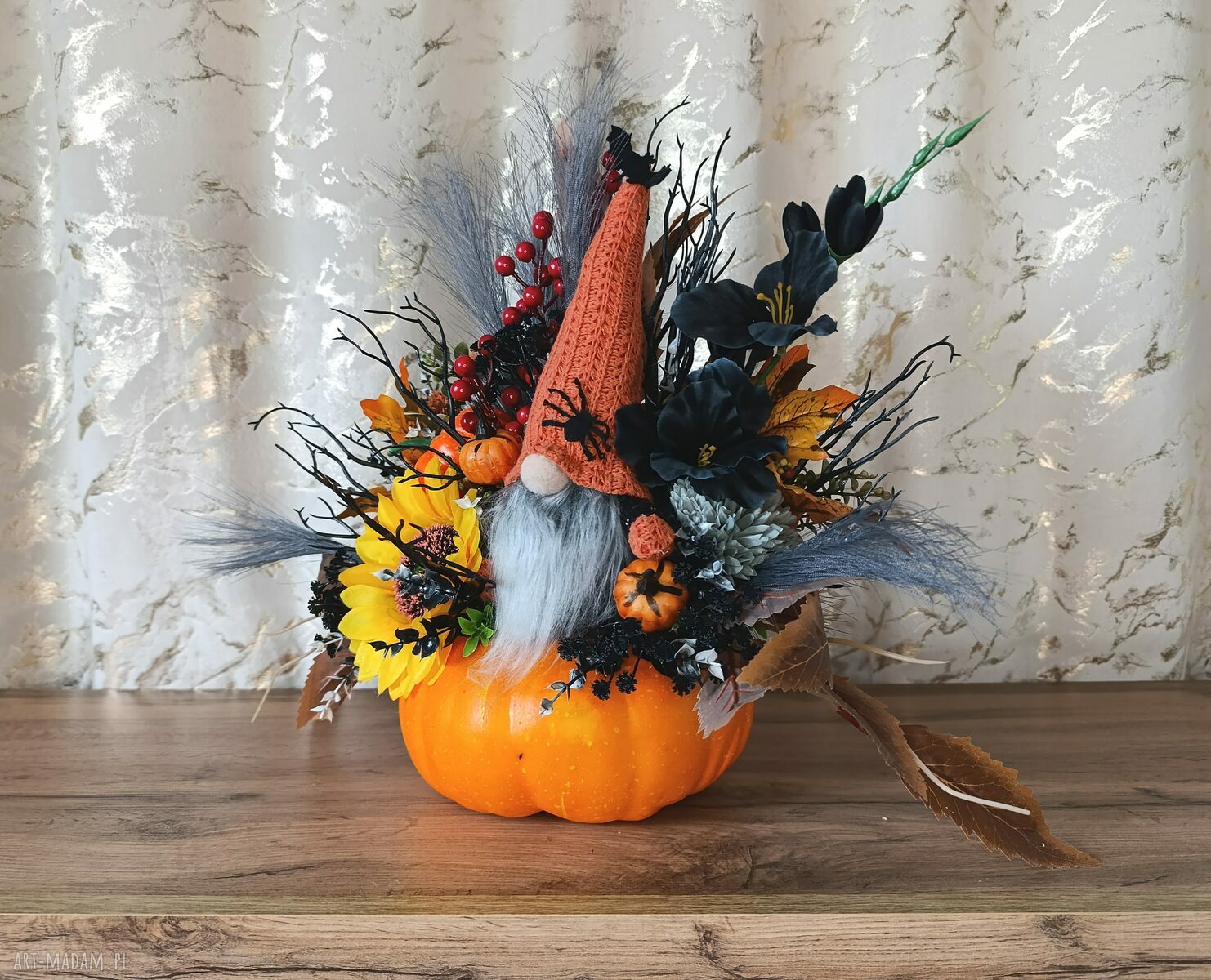 Dekoracja jesienna na Halloween - stroik ze skrzatem w dyni