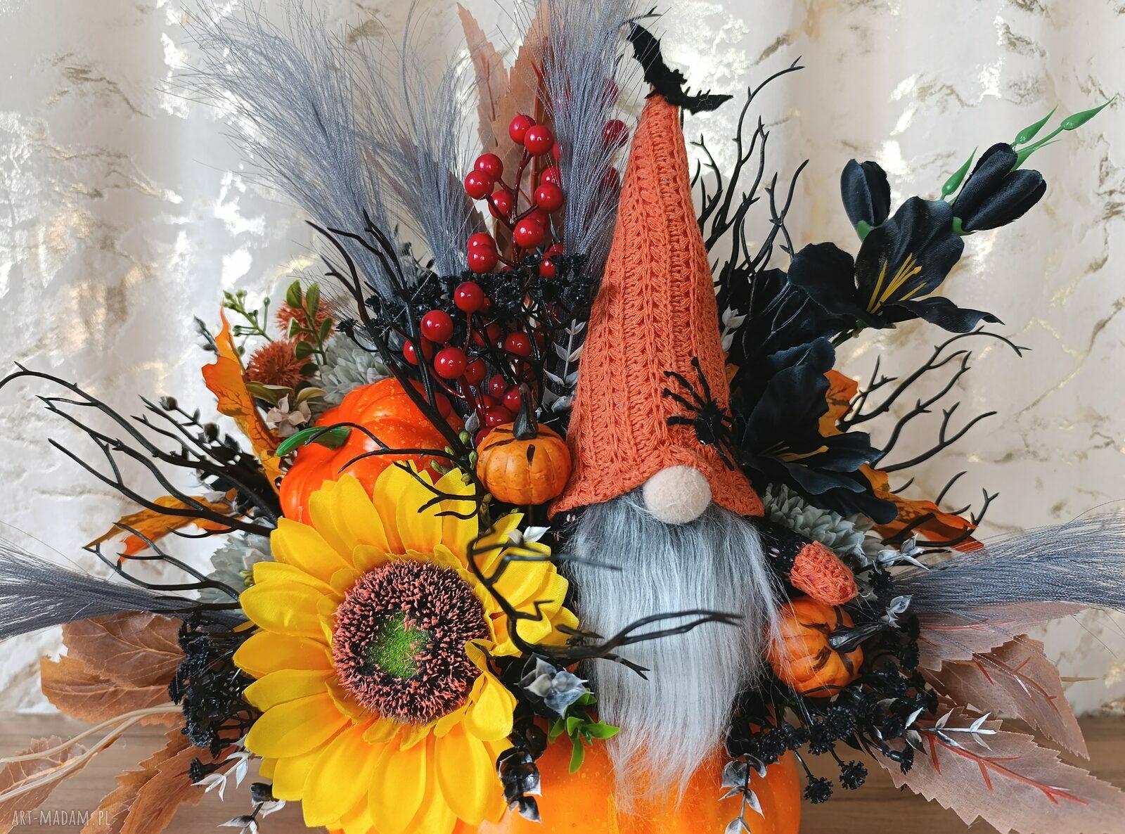 Dekoracja jesienna na Halloween - stroik ze skrzatem w dyni