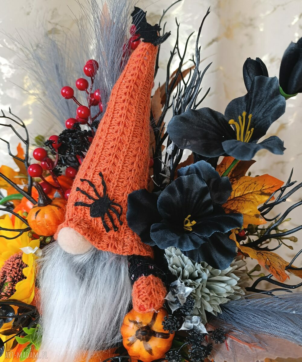 Dekoracja jesienna na Halloween - stroik ze skrzatem w dyni