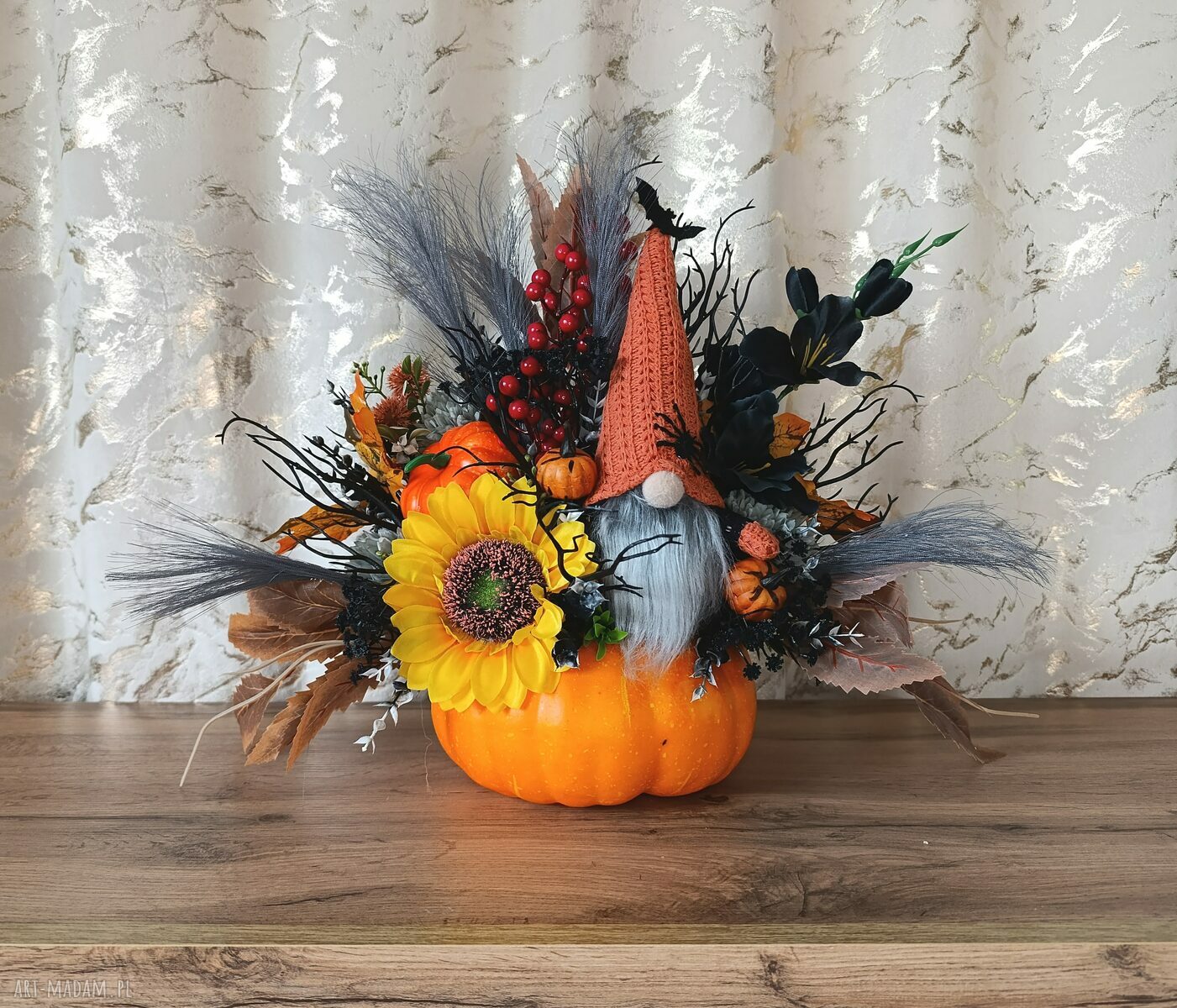 Dekoracja jesienna na Halloween - stroik ze skrzatem w dyni