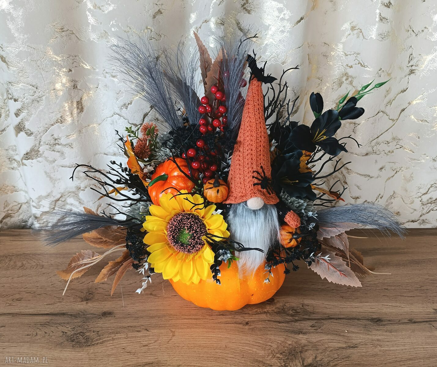 Dekoracja jesienna na Halloween - stroik ze skrzatem w dyni