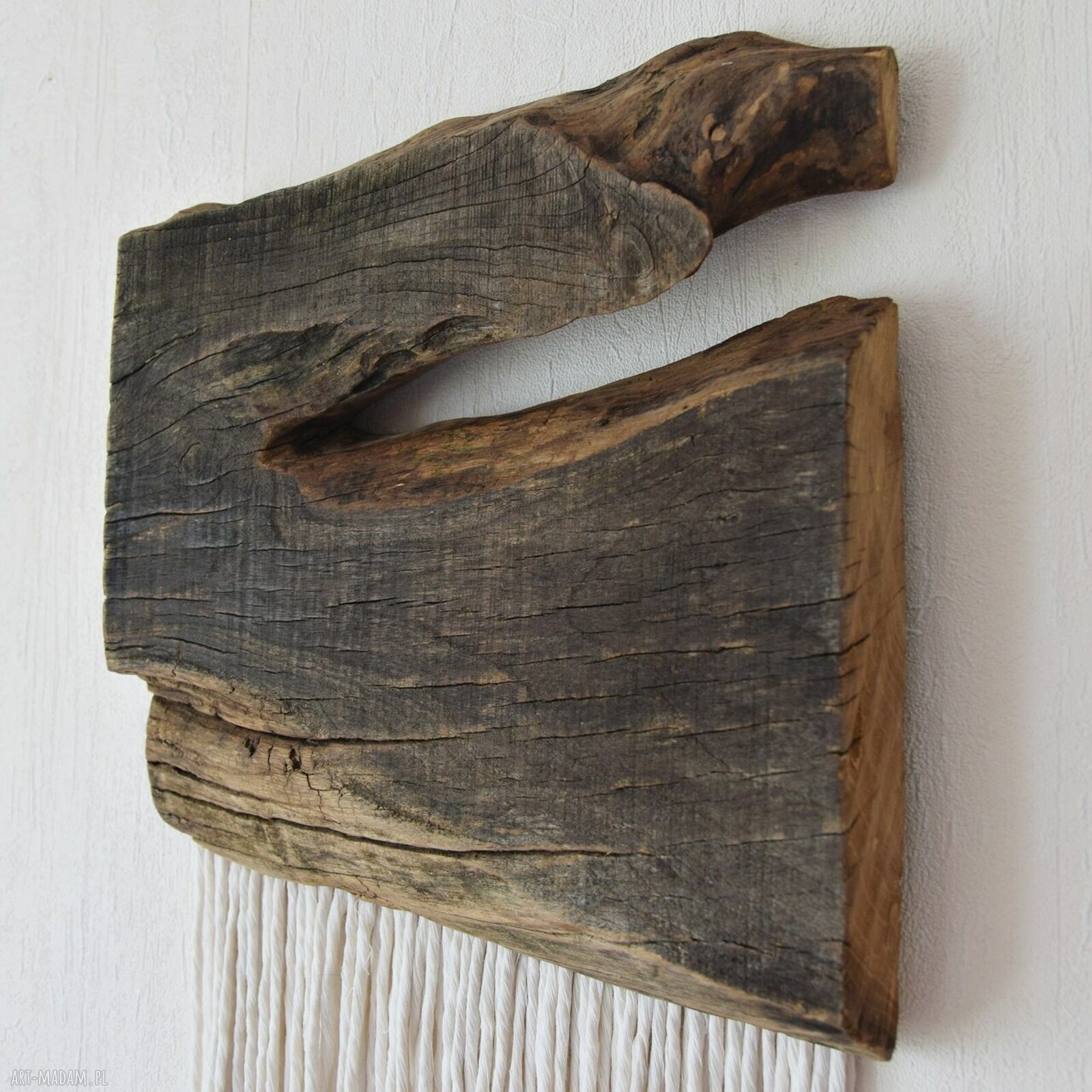 Makrama dekoracja ścienna ze starego drewna w stylu japandi i wabi-sabi