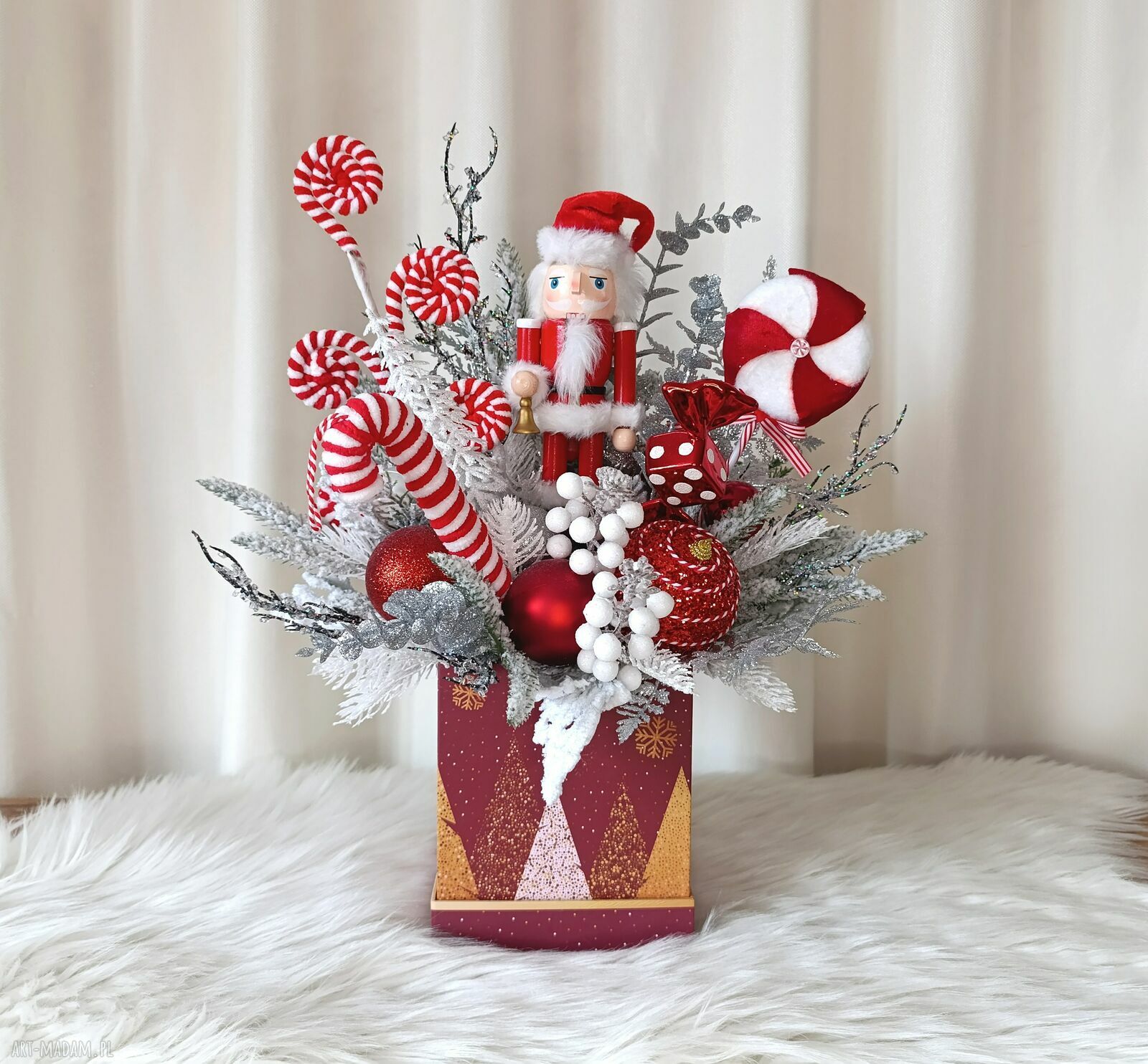 Dekoracja na Boże Narodzenie z Mikołajem - stroik w flower boxie