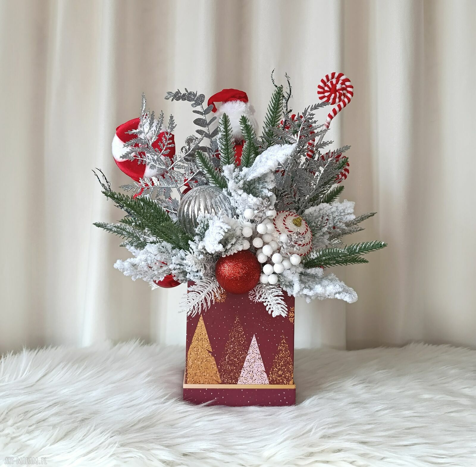 Dekoracja na Boże Narodzenie z Mikołajem - stroik w flower boxie