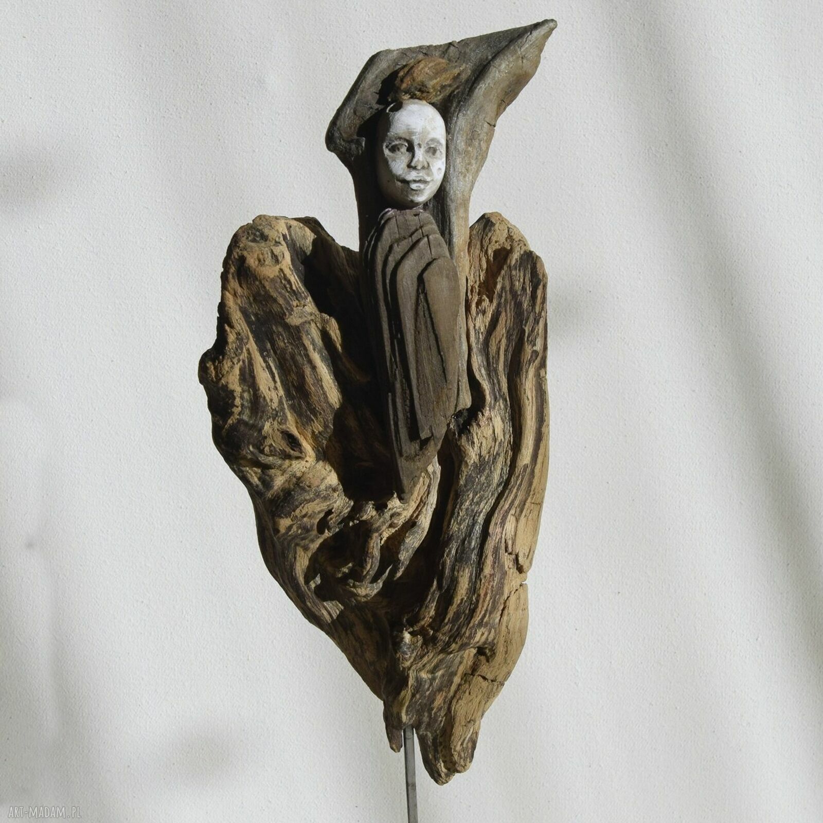 Rzeźba dekoracja ze starego drewna - abstrakcyjna postać w stylu wabi-sabi