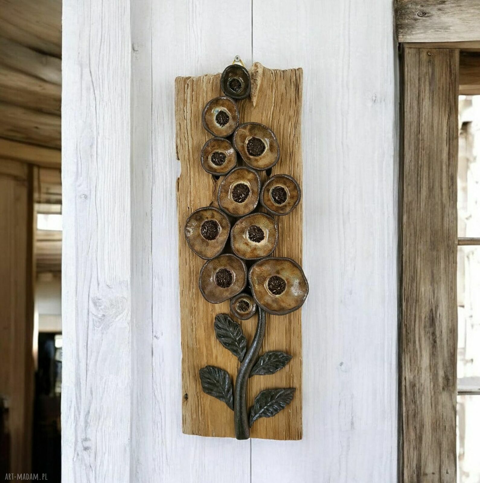 Dekoracja ścienna z ceramicznymi kwiatami w stylu boho - 45 x 16 cm