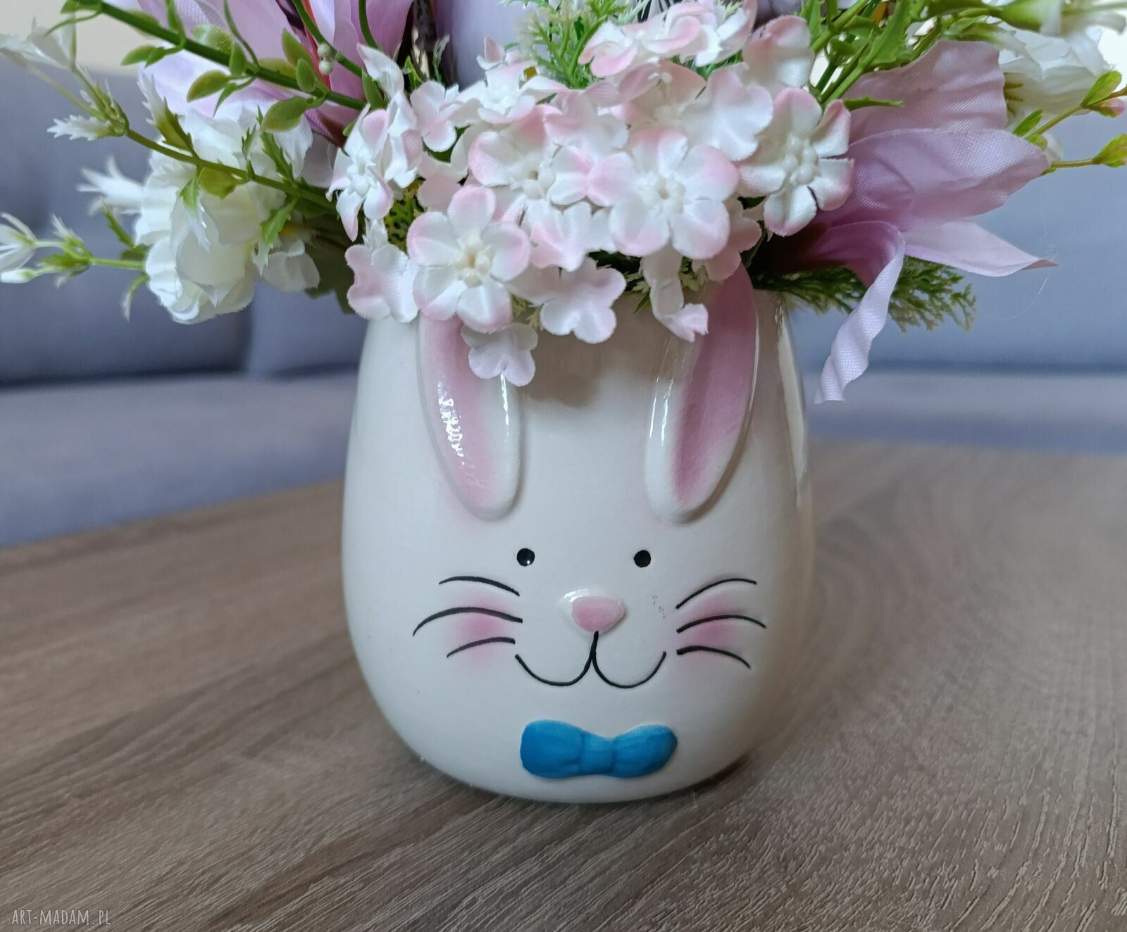 Dekoracja wielkanocna w ceramicznym zajączku - stroik na Wielkanoc i wiosnę