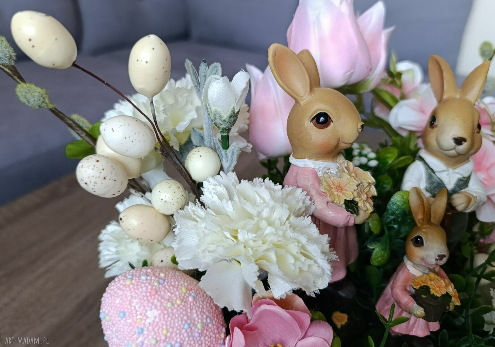 Dekoracja wielkanocna z rodziną zajączków - stroik do wnętrz