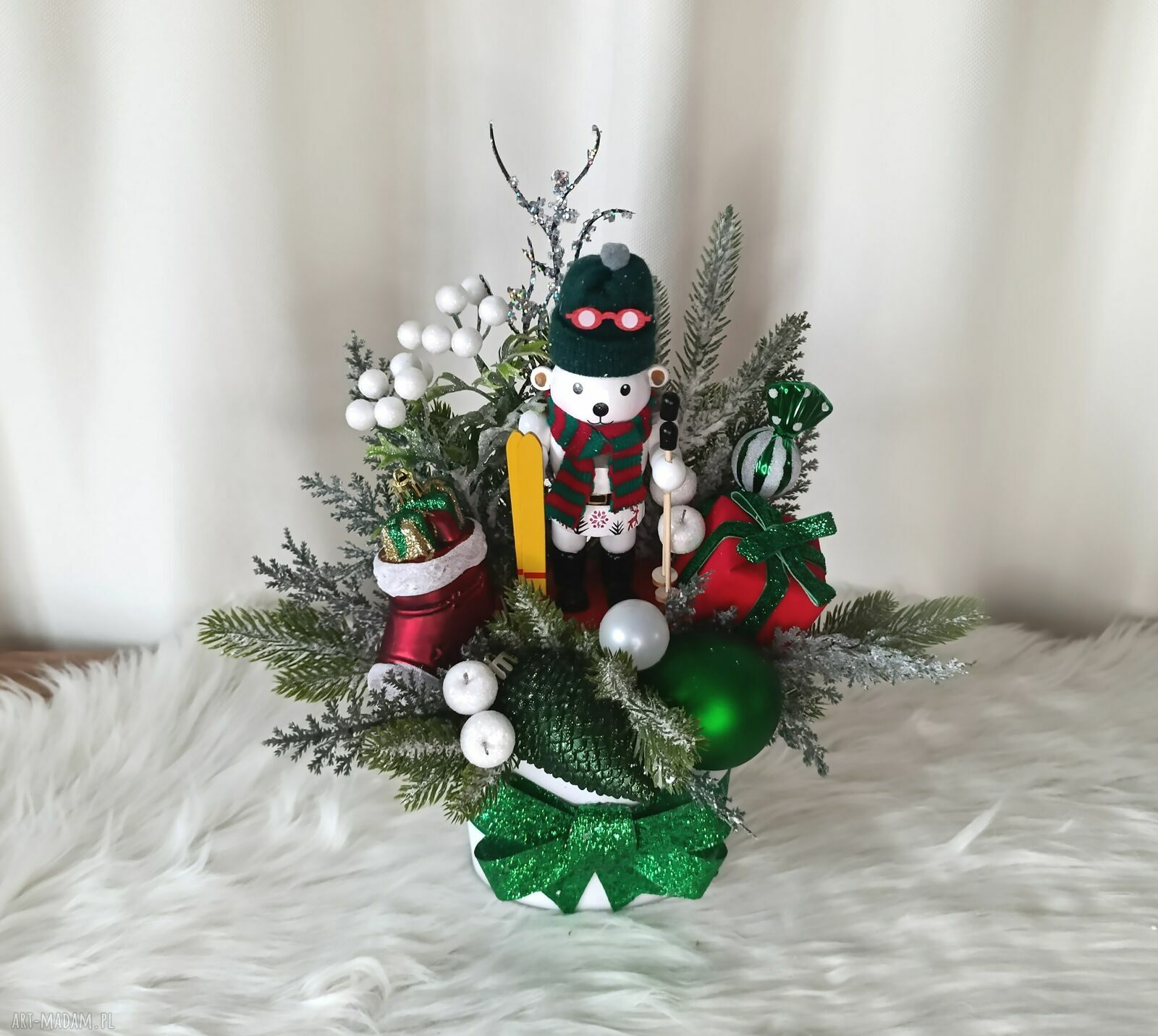 Mały stroik bożonarodzeniowy z misiem polarnym i narciarzem - dekoracja w flower boxie