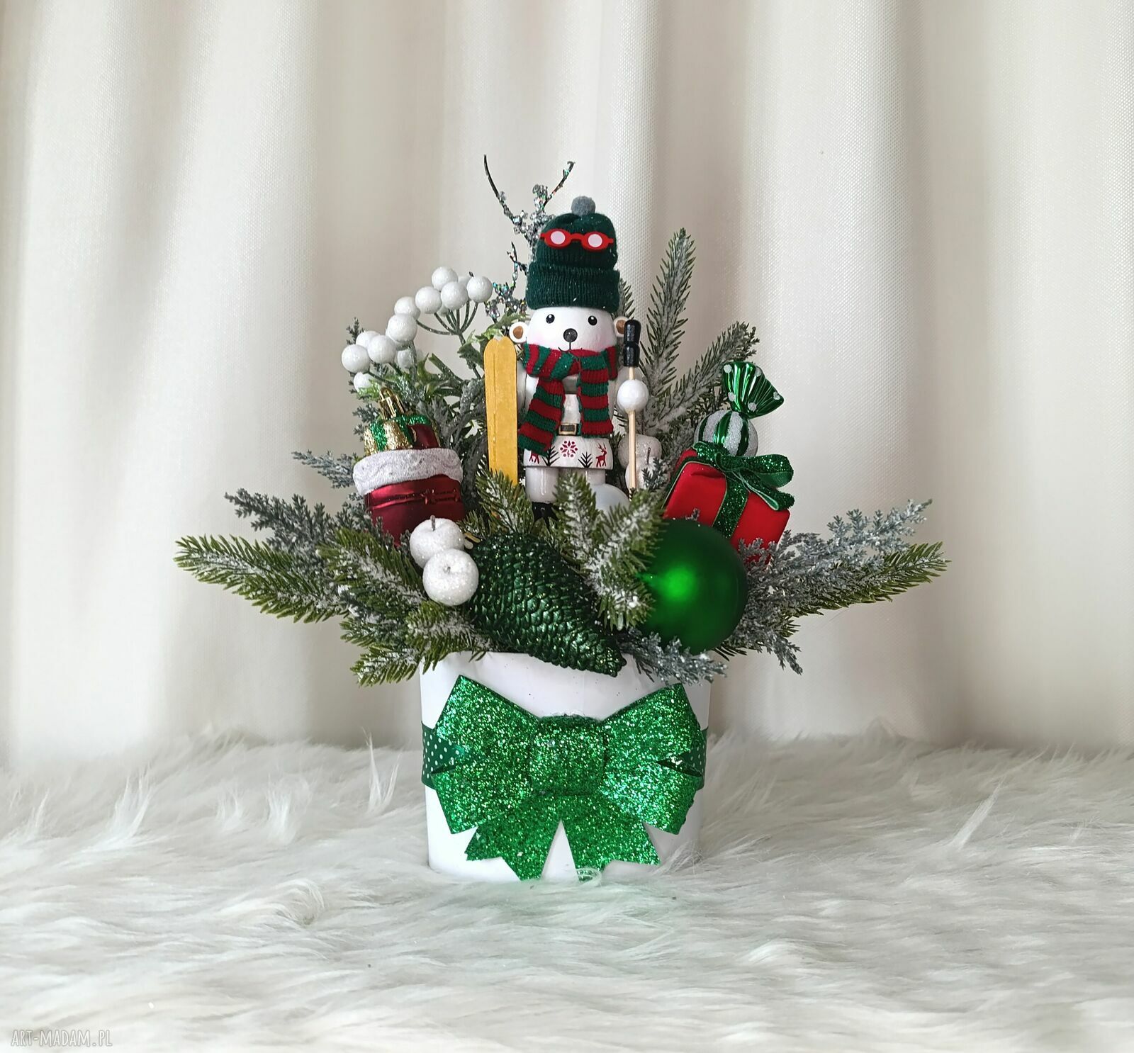 Mały stroik bożonarodzeniowy z misiem polarnym i narciarzem - dekoracja w flower boxie