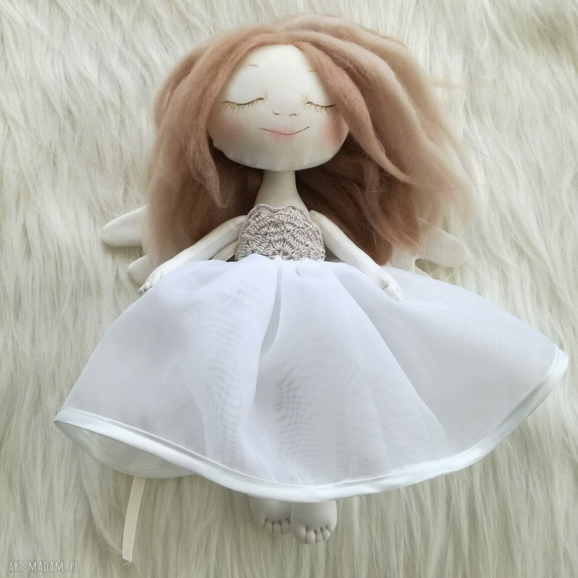 Ręcznie szyty aniołek tekstylny do zawieszenia na ścianę (ok. 35 cm)