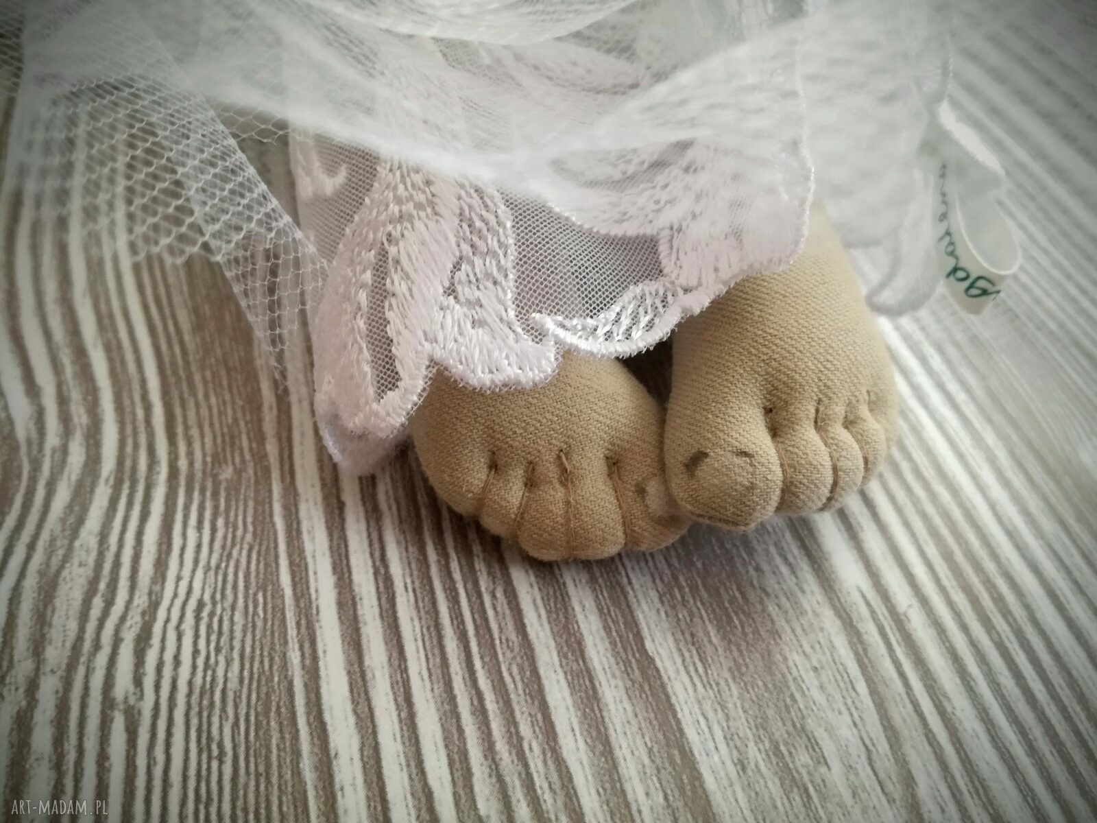 Dekoracja tekstylna aniołek Magdalena (biały) na ścianę - ok. 25 cm