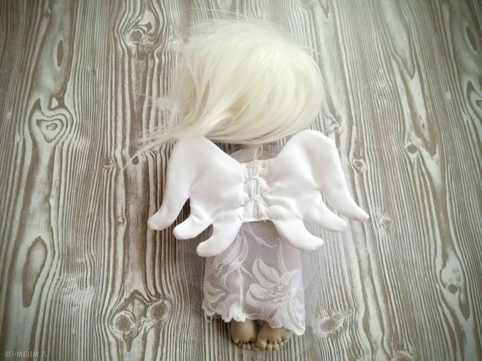 Dekoracja tekstylna aniołek Magdalena (biały) na ścianę - ok. 25 cm