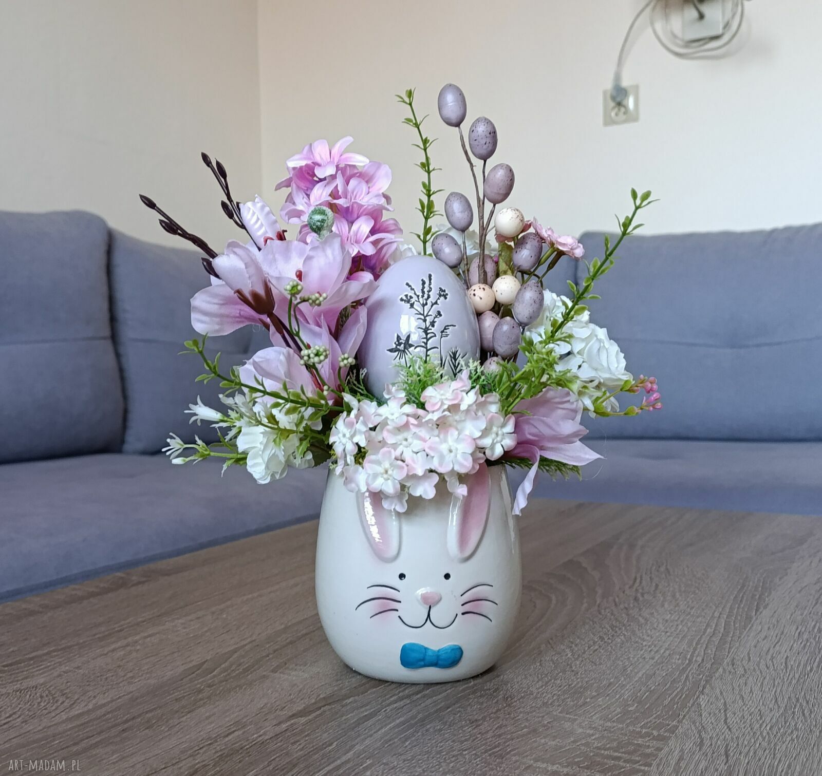 Dekoracja wielkanocna w ceramicznym zajączku - stroik na Wielkanoc i wiosnę