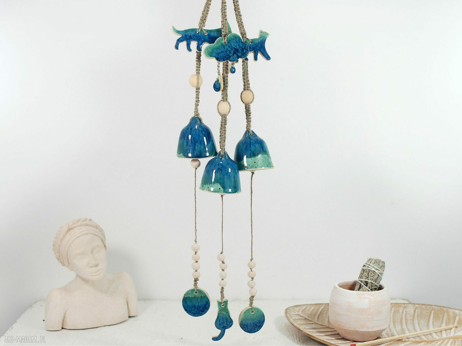 Dekoracja wisząca do sypialni - ceramiczny łapacz snów z kotkiem (boho)
