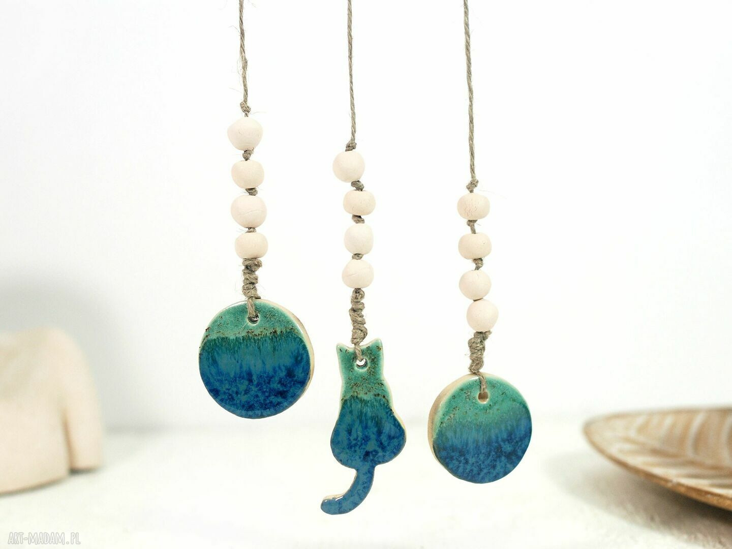 Dekoracja wisząca do sypialni - ceramiczny łapacz snów z kotkiem (boho)