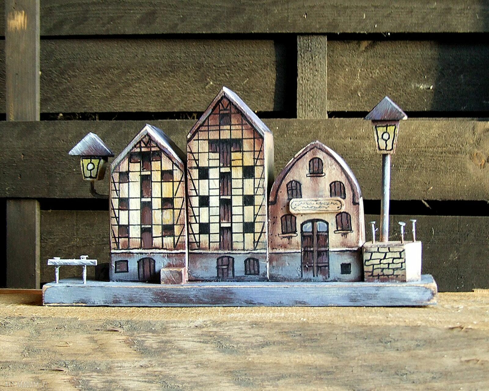 Domki Spichrze nad Brdą - dekoracja z ręcznie malowanego drewna
