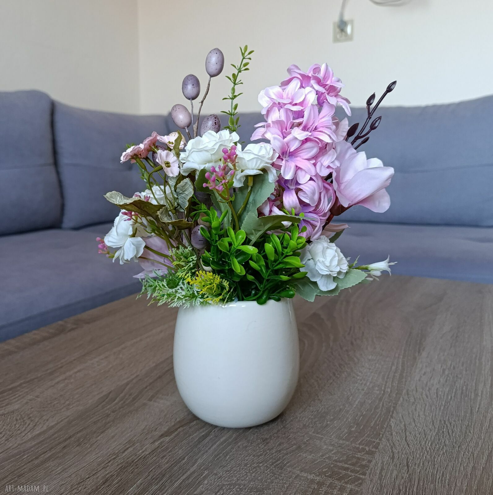 Dekoracja wielkanocna w ceramicznym zajączku - stroik na Wielkanoc i wiosnę
