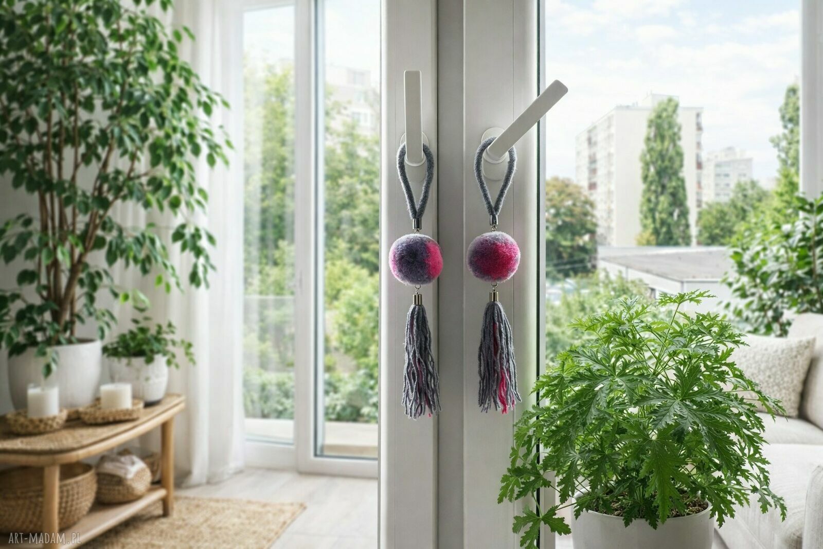 Zawieszka na klamkę z pomponów - szaro-różowy duet 2 szt.