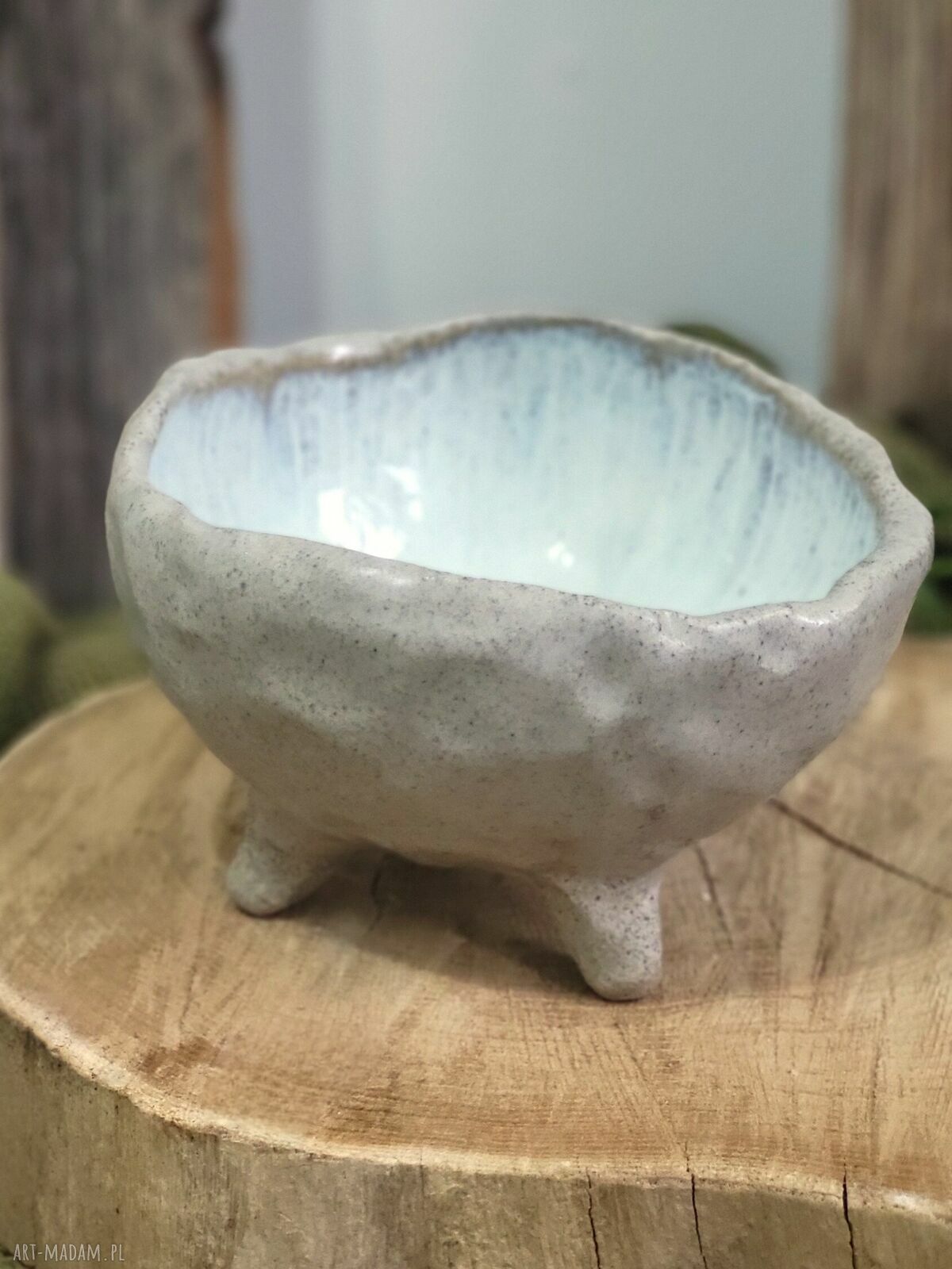 Ręcznie formowana dekoracyjna ceramiczna miseczka boho na 3 nóżkach