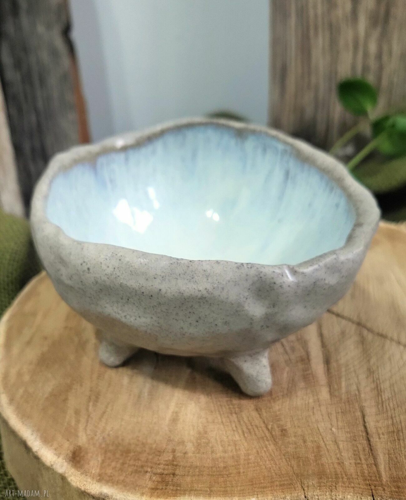 Ręcznie formowana dekoracyjna ceramiczna miseczka boho na 3 nóżkach