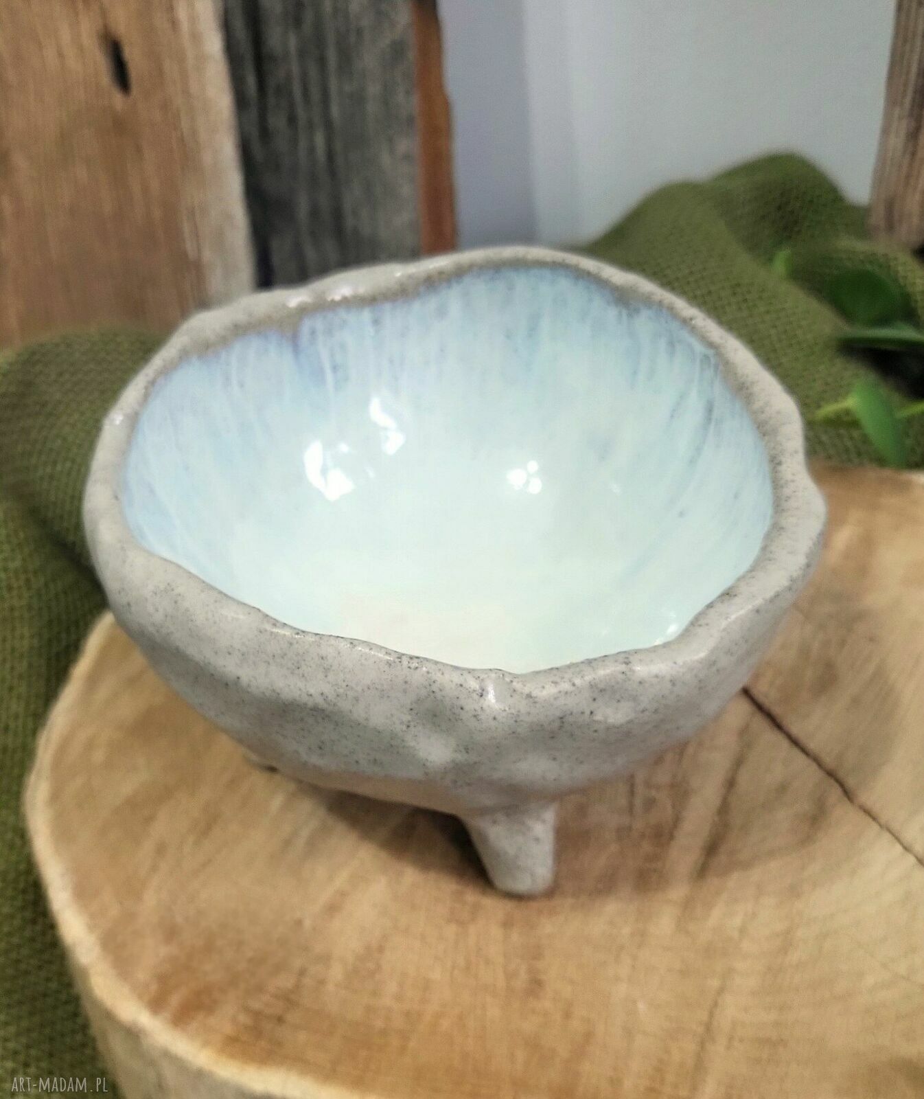 Ręcznie formowana dekoracyjna ceramiczna miseczka boho na 3 nóżkach