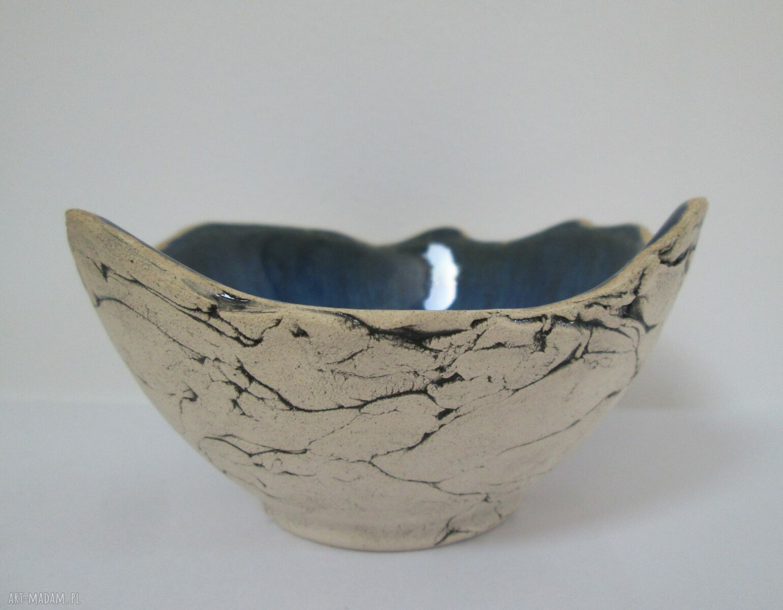 Mała niebieska miseczka ceramiczna jak skała