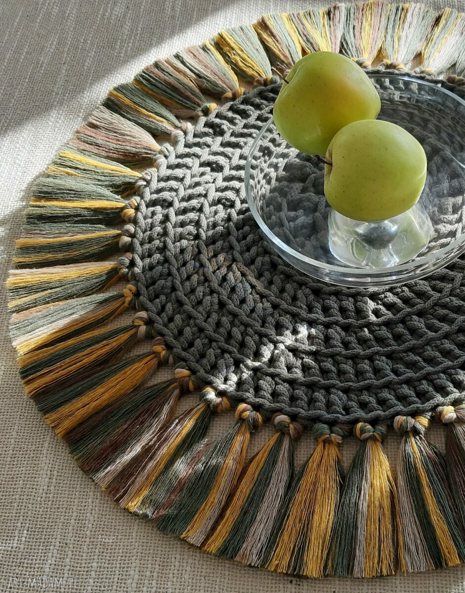 Dekoracyjna podkładka boho ze sznurka z frędzlami - średnica 54 cm