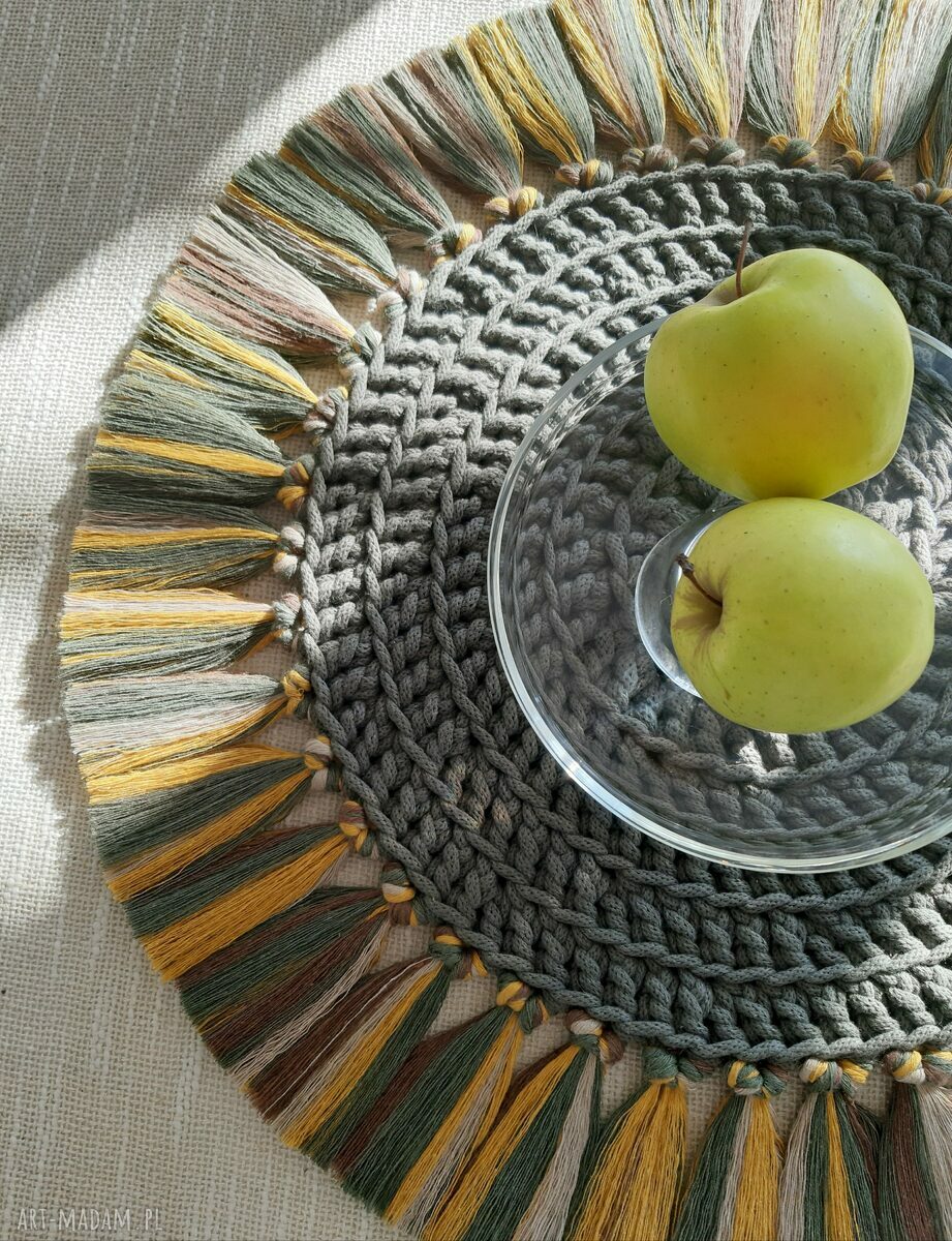 Dekoracyjna podkładka boho ze sznurka z frędzlami - średnica 54 cm