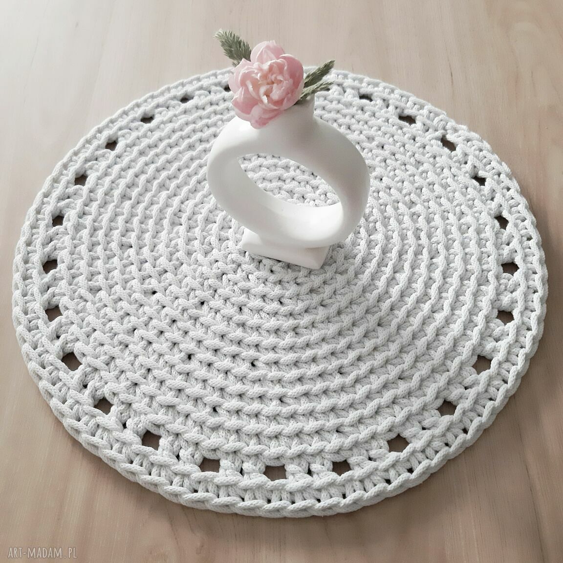 Biała podkładka ze sznurka bawełnianego - ręcznie szydełkowana 38 cm