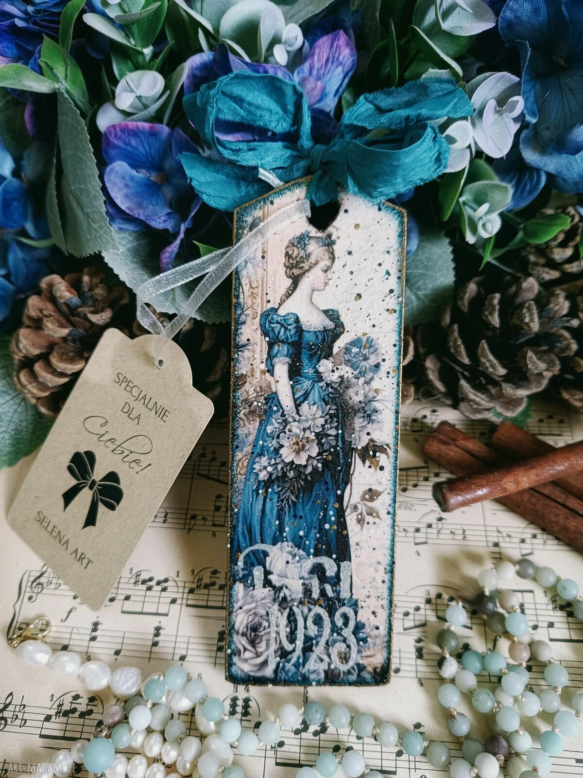 Dekoracyjna zawieszka decoupage z damą i różami