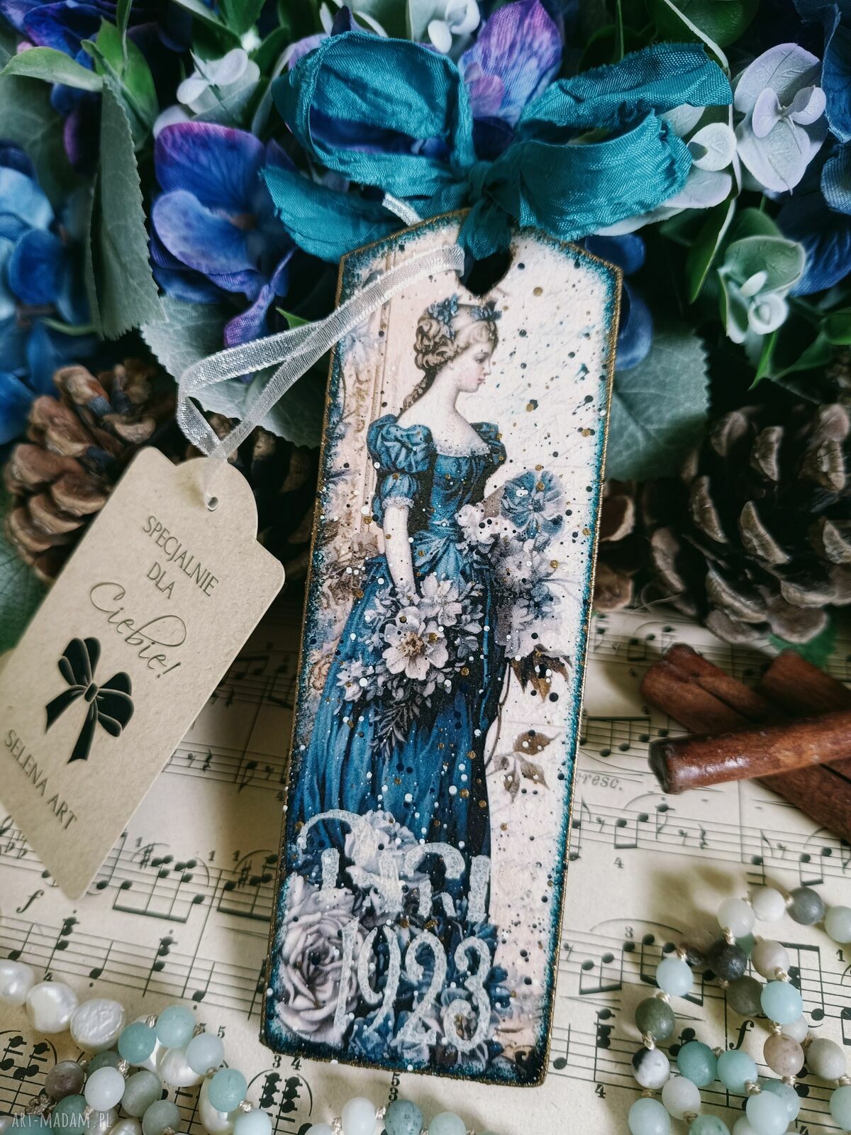 Dekoracyjna zawieszka decoupage z damą i różami