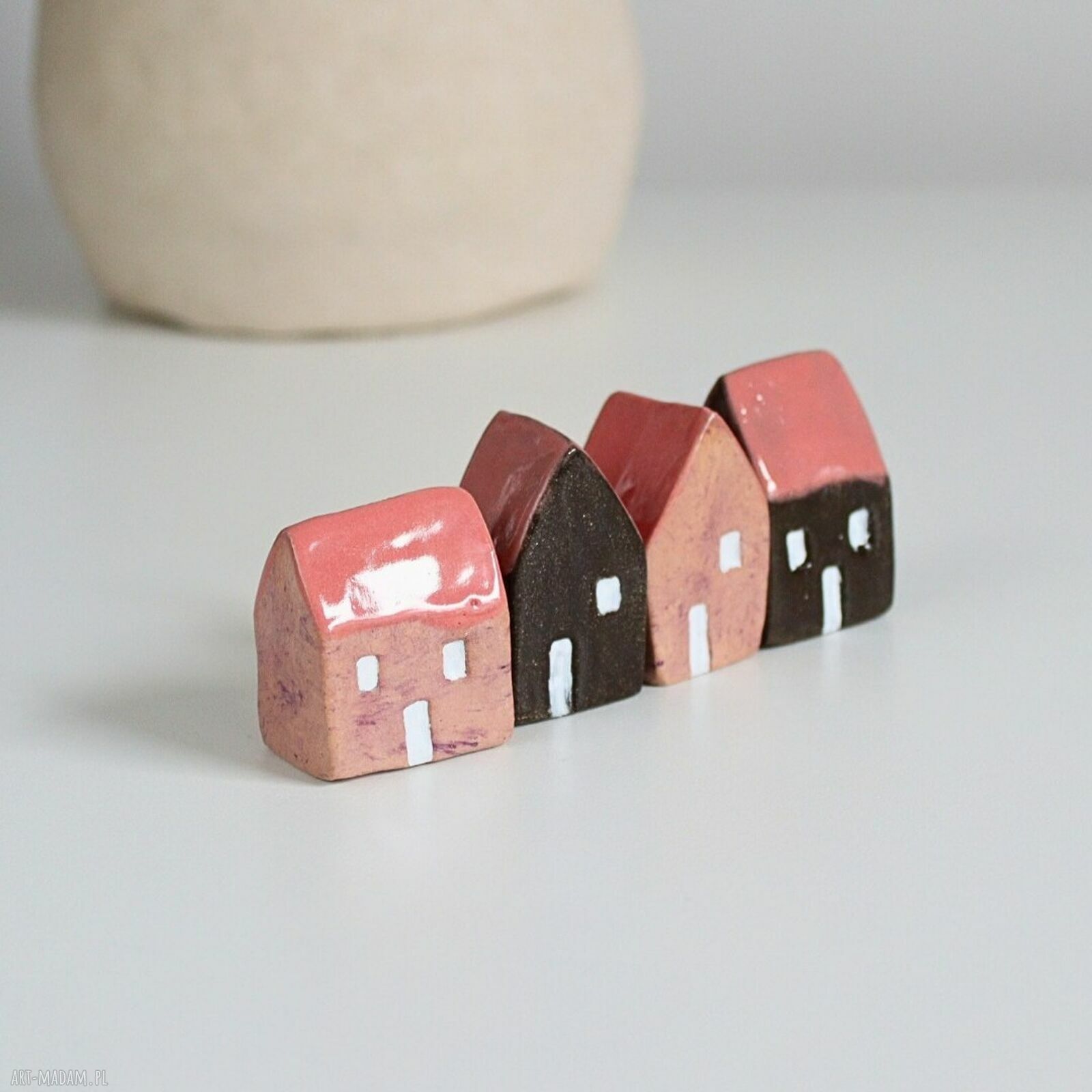 Ręcznie wykonane ceramiczne domki dekoracyjne